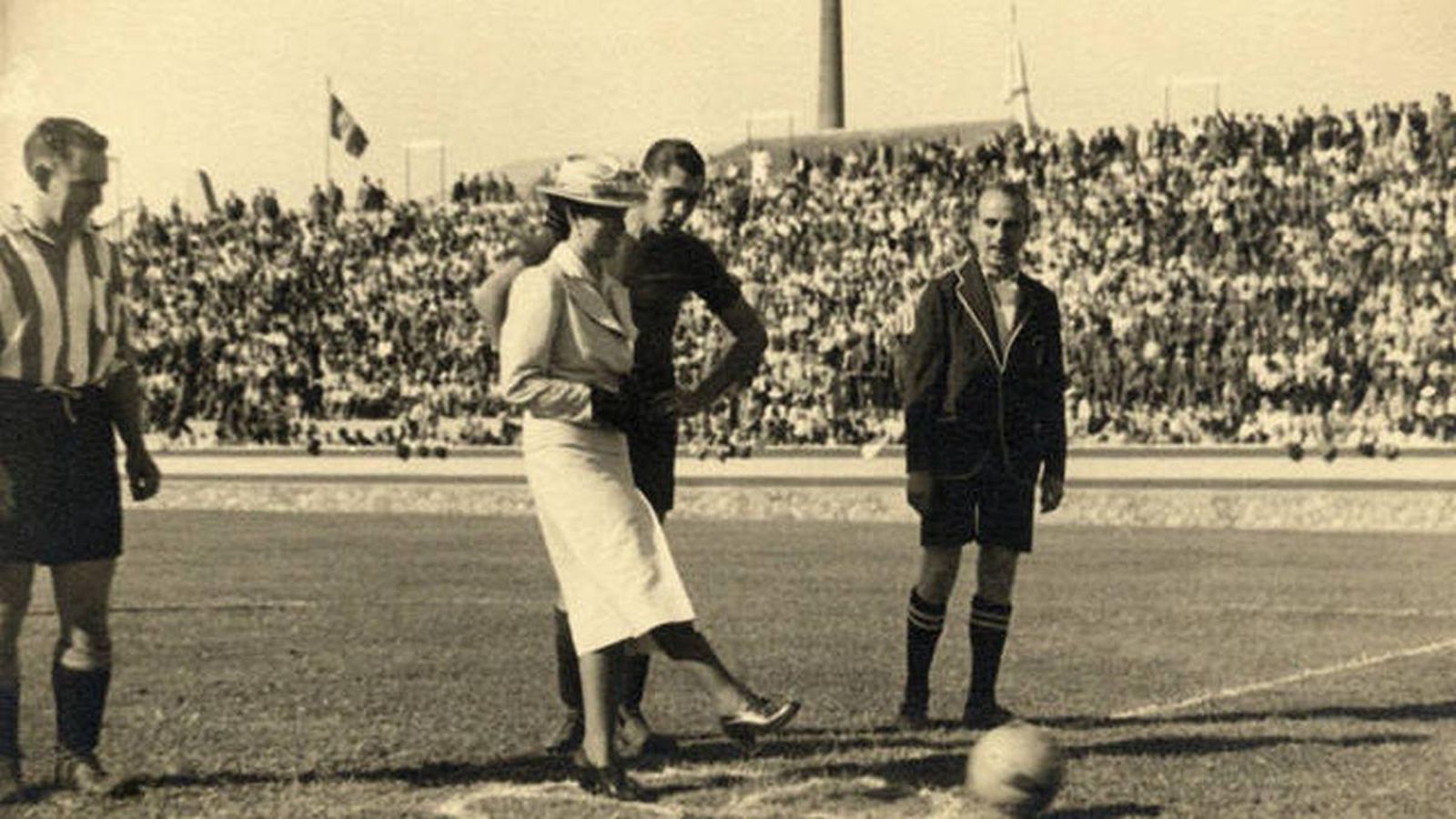 Saque de honor, con los capitanes Gorostiza  (Bilbao), Franco (Barça) y el juez Armengol.