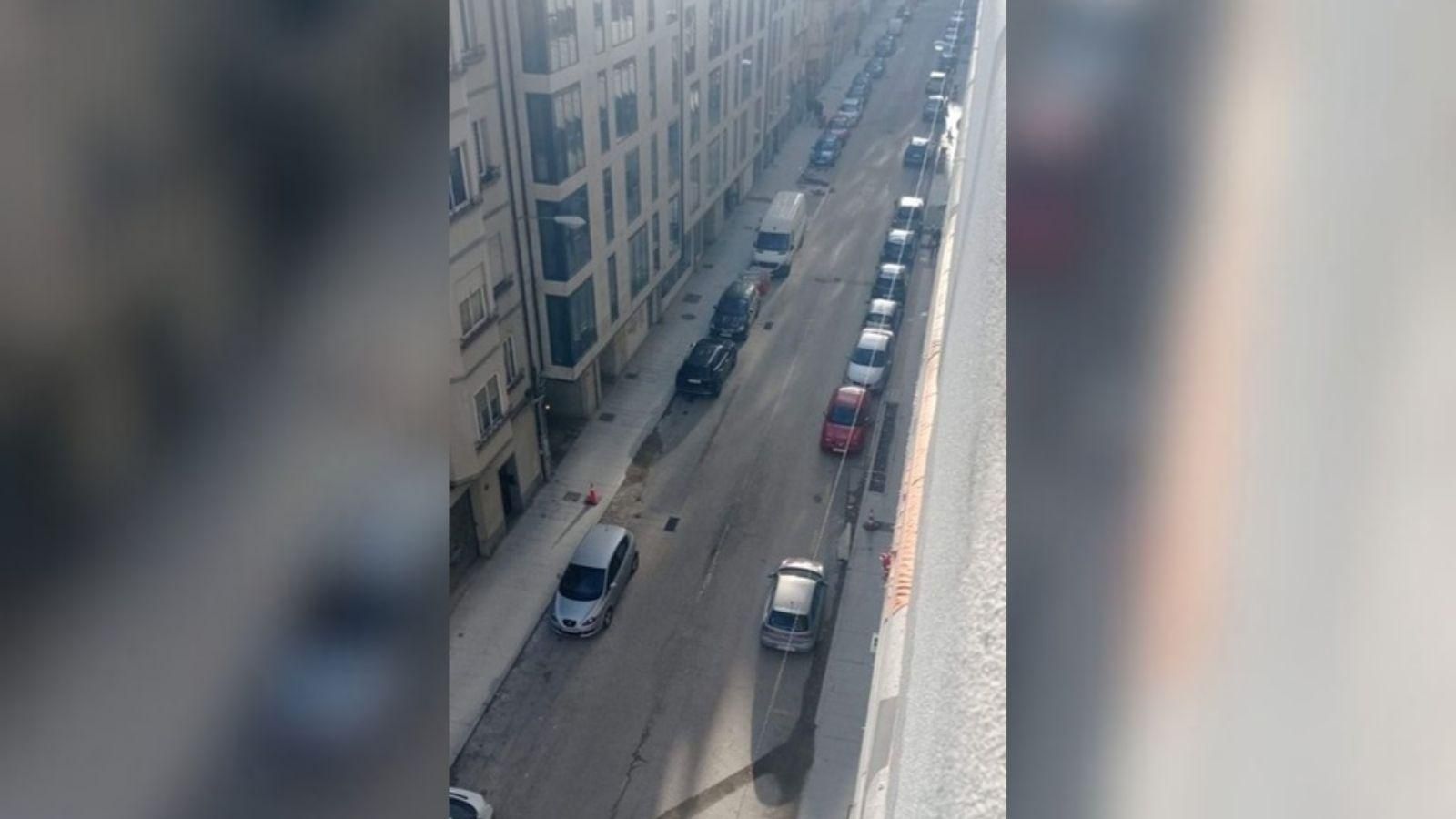 Calle cortada llena de coches