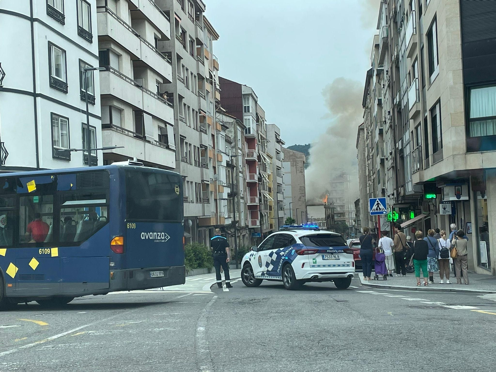 Galería | Así fue el voraz fuego que calcinó un edificio en A Ponte, en imágenes