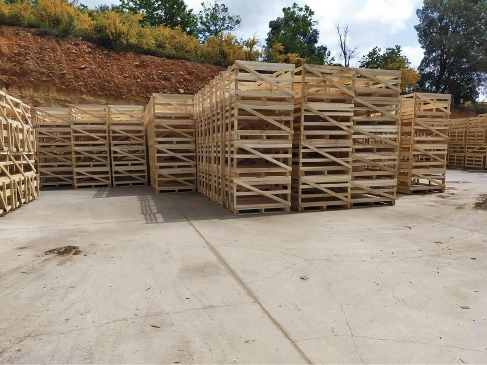 Jaulas de madera destinadas al transporte de la pizarra en un aserradero.