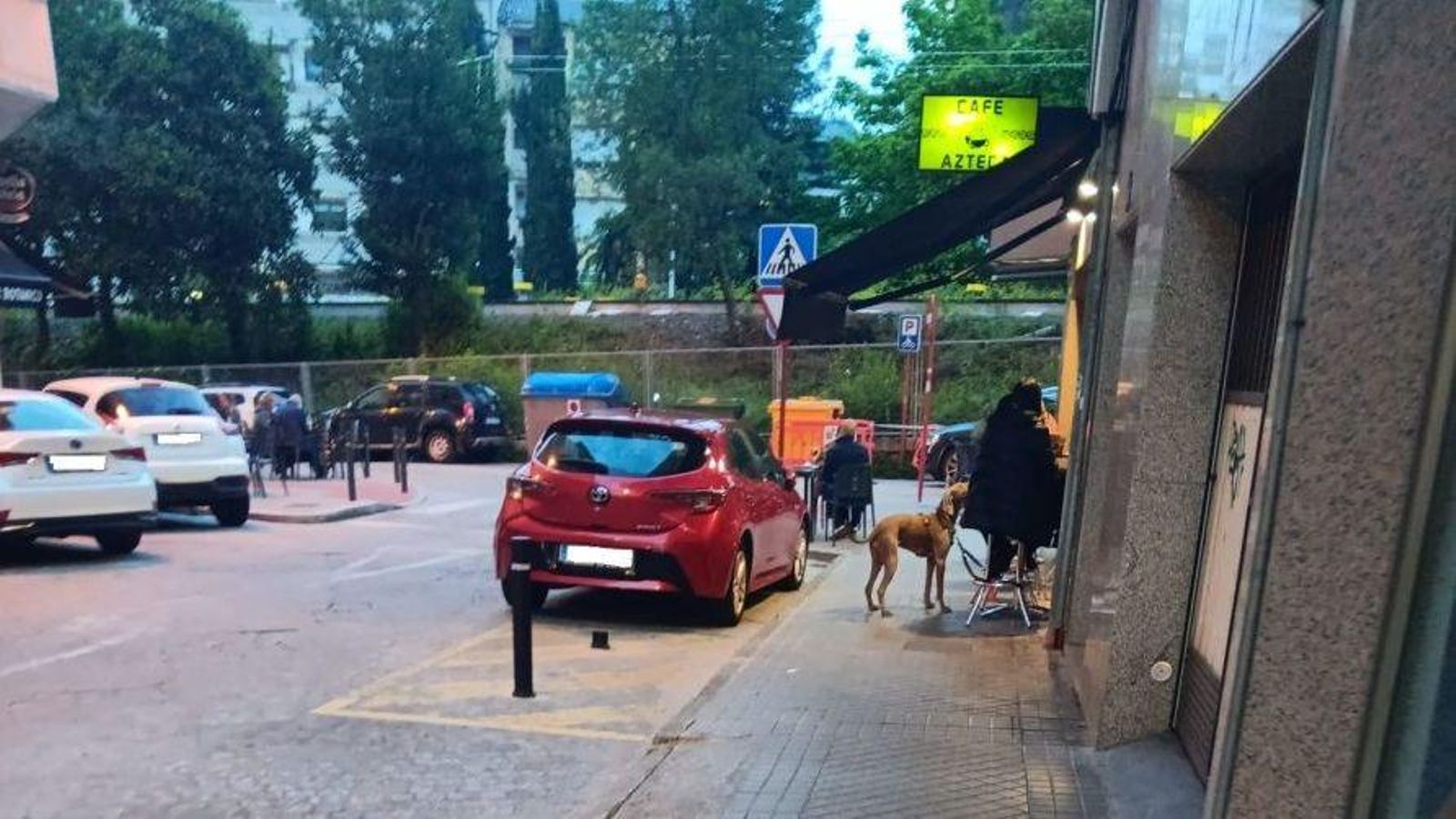 Coche mal aparcado sobre Vallé Inclán.