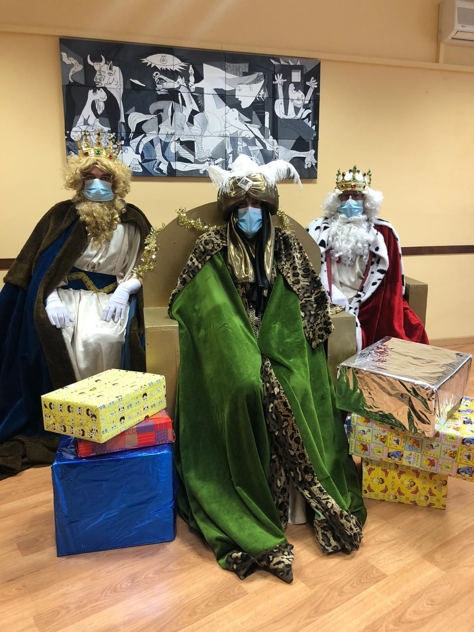 Sus Majestades de Oriente hablan con los niños de A Rúa a través de videollamadas