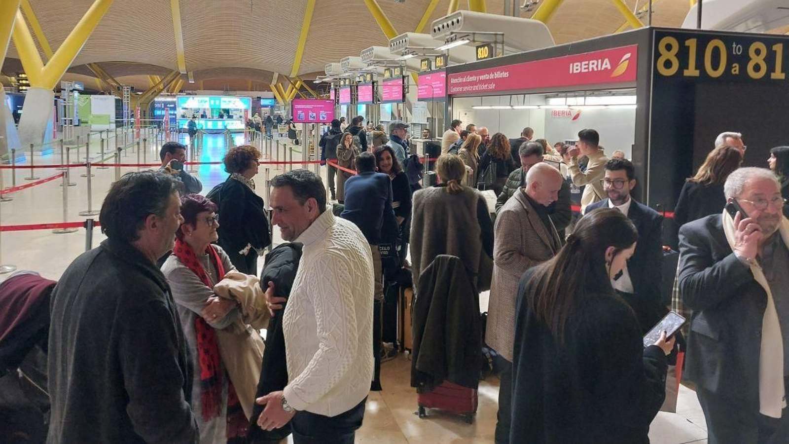 Parte de la delegación viguesa en Fitur en el mostrador de Iberia tras cancelarse un vuelo.