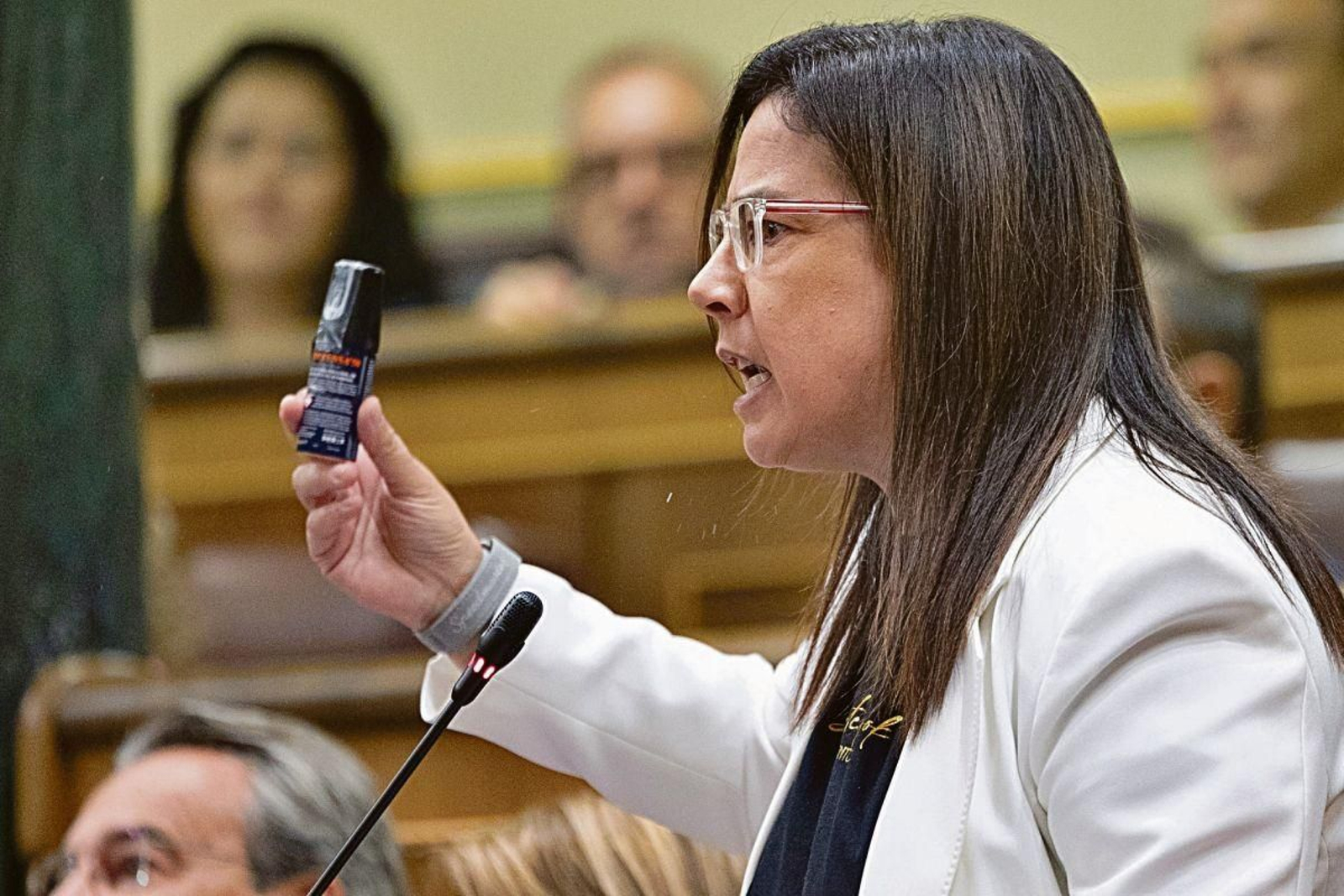 Ana Belén Vázquez Blanco, expulsada del pleno del Congreso por mostrar un bote de gas pimienta