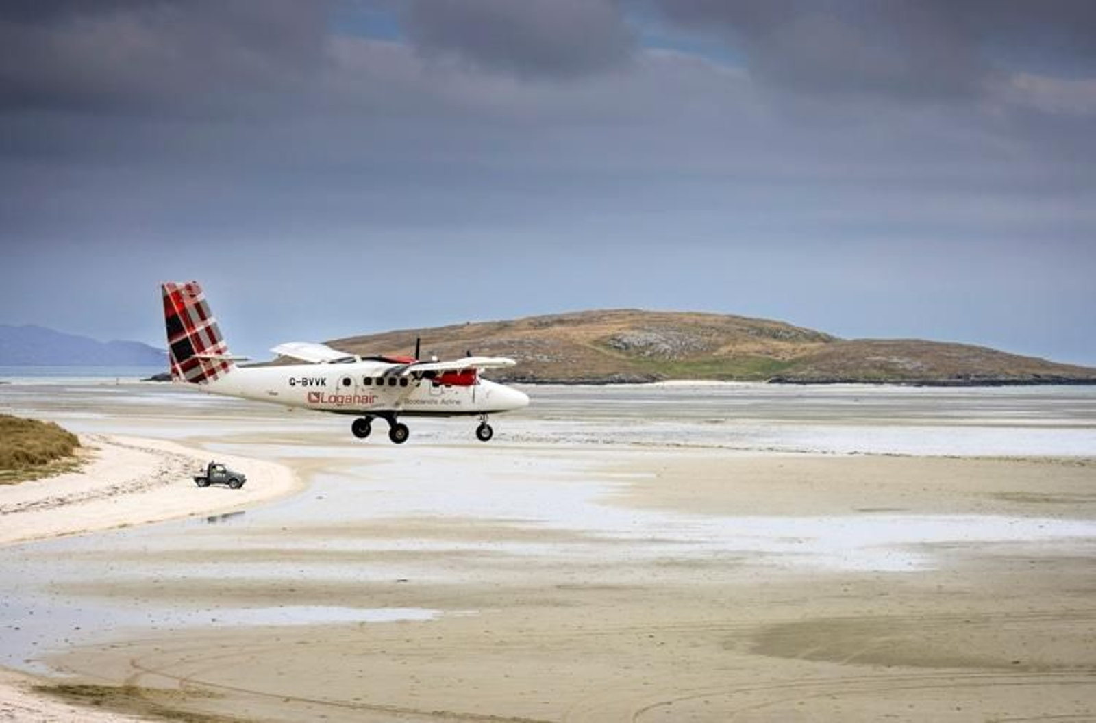 Foto de un avión aterrizando en Barra, uno de los aeropuertos regionales incluido en el contrato de mantenimiento de Escocia