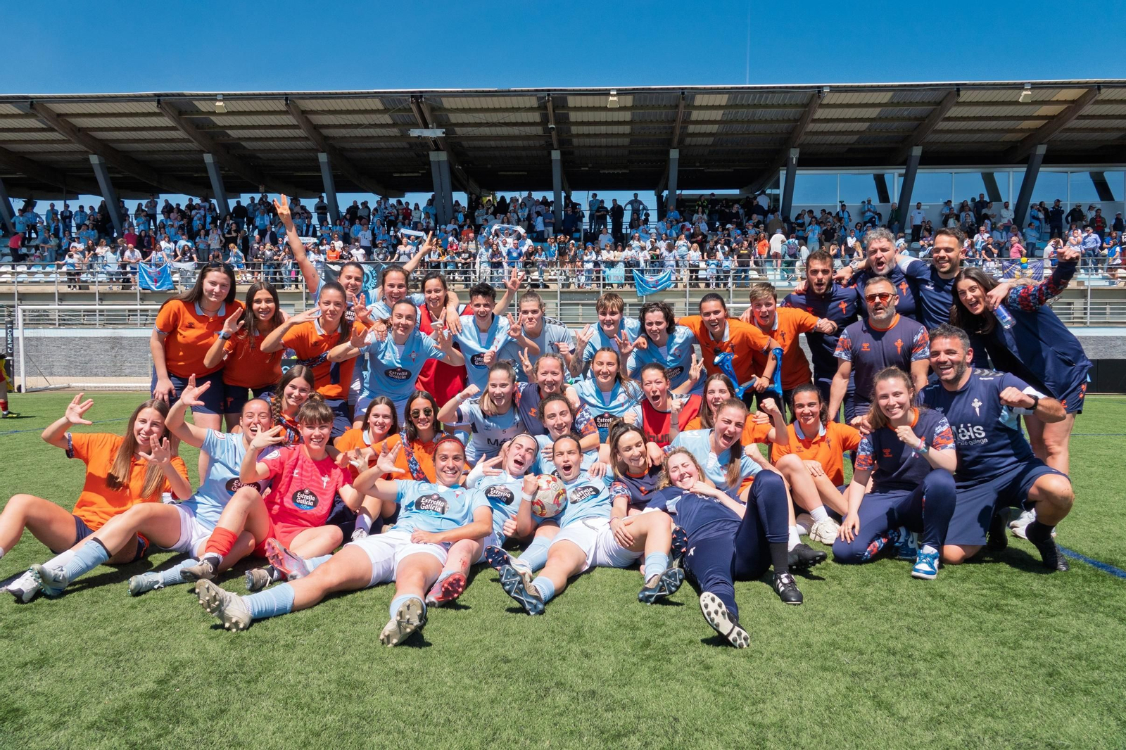 Jugadoras y técnicos de As Celtas celebran la victoria conseguida ayer ante el Olímpico de León.