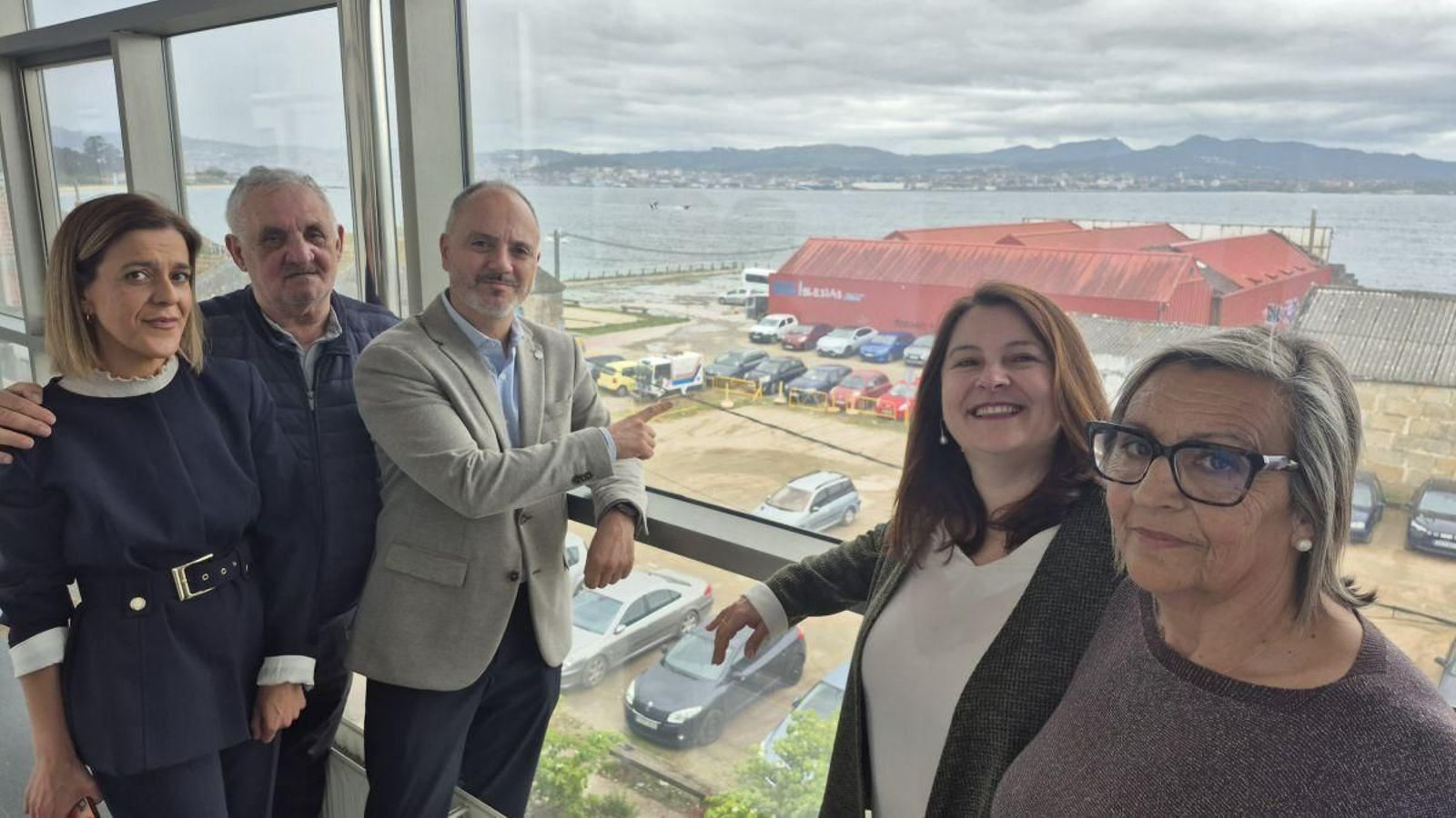 Alcaldesa y ediles del gobierno de Cangas con el delegado de Zona Franca señalando Ojea.