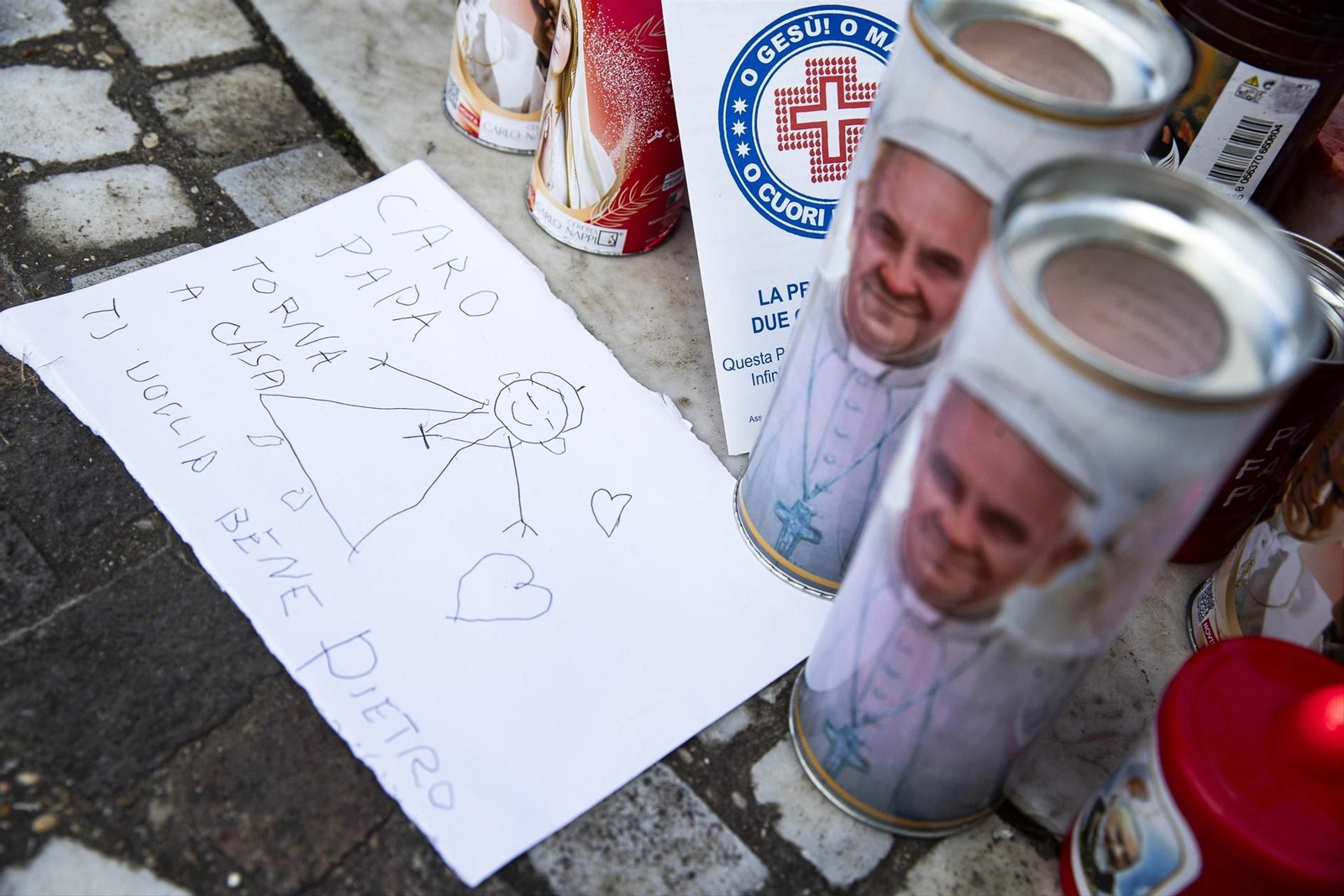 Rezos y mensajes de ánimo para el Papa Francisco.