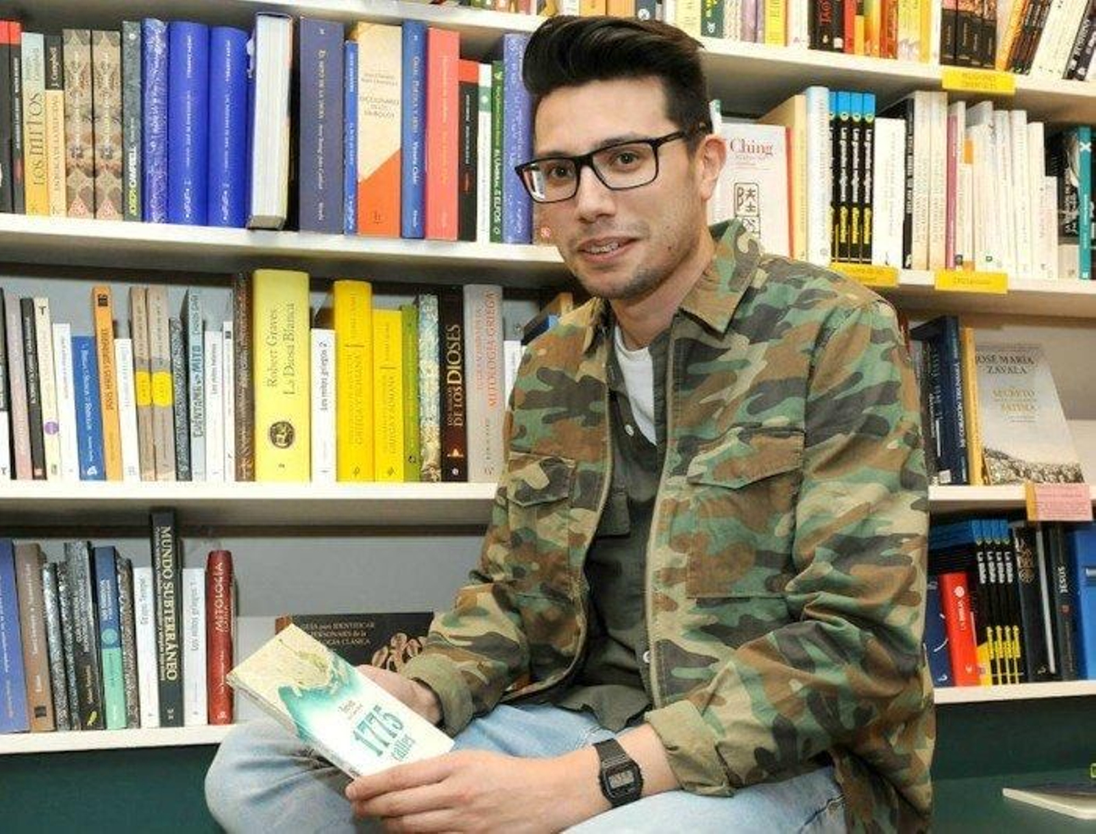 El escritor José Angel Gómez Iglesias con su libro "1775 calles".