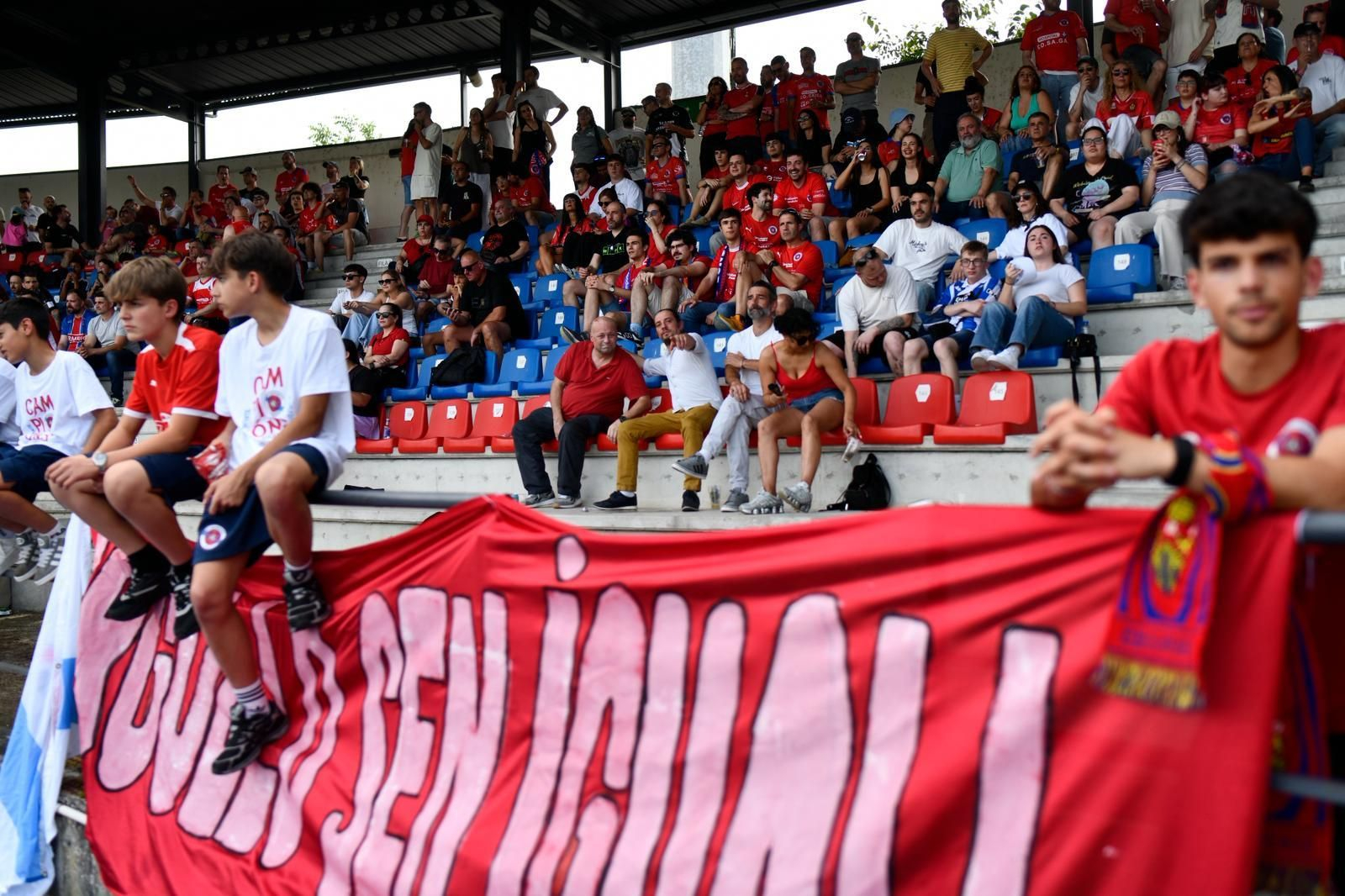 Galería | La UD Ourense quiere llegar a Primera Federación y la afición se vuelca con el equipo en O Couto