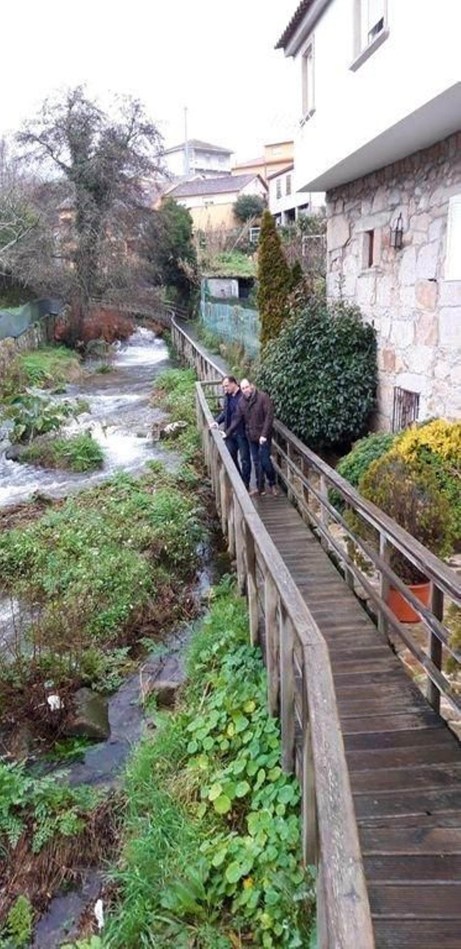 El alcalde de Baiona, Ángel Rodal, inspeccionó la zona.