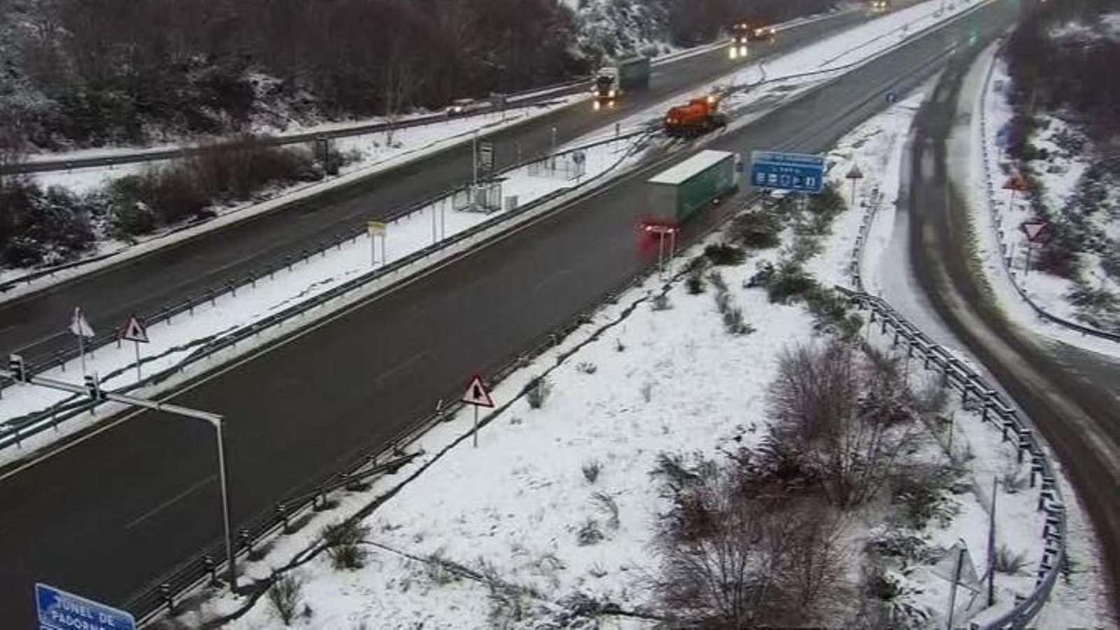 Así estaba la entrada y salida de Ourense en la A-52, a la altura de Padornelo, este jueves por la tarde.