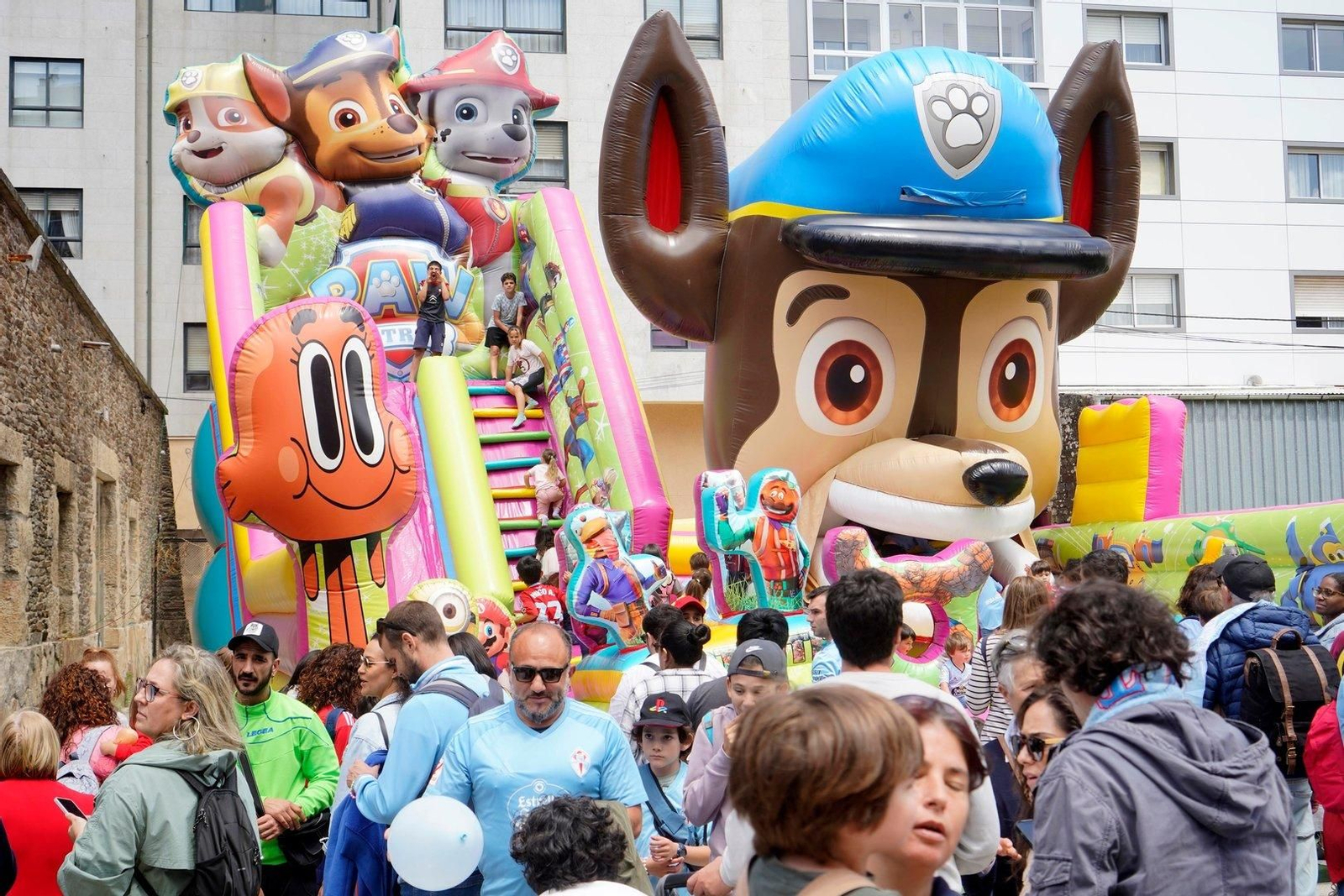 Hinchables en la zona infantil.