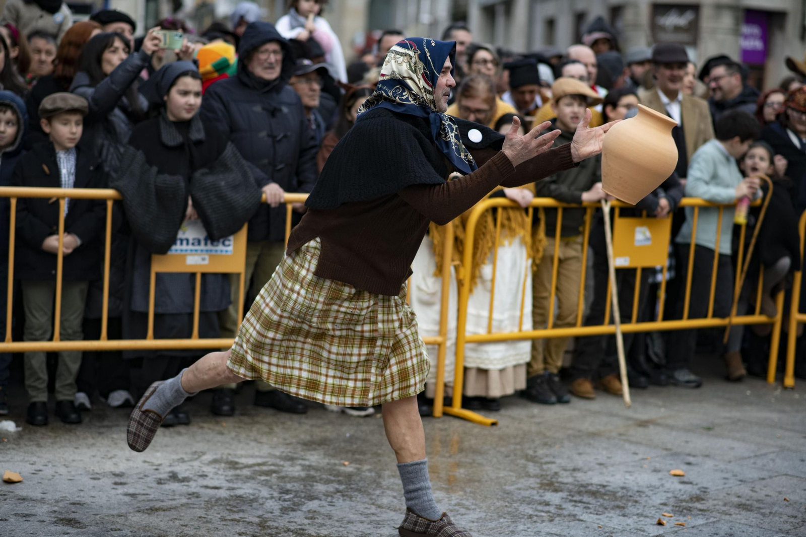 Galería |  Xinzo celebra su Domingo Oleiro con las olas volando en la Plaza Mayor