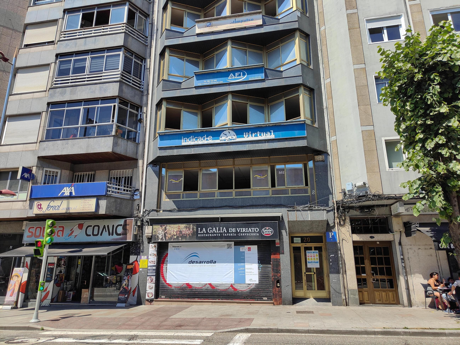 El edificio en el número 20 de la avenida de Castrelos, con el cartel de obra para convertirse en hotel.