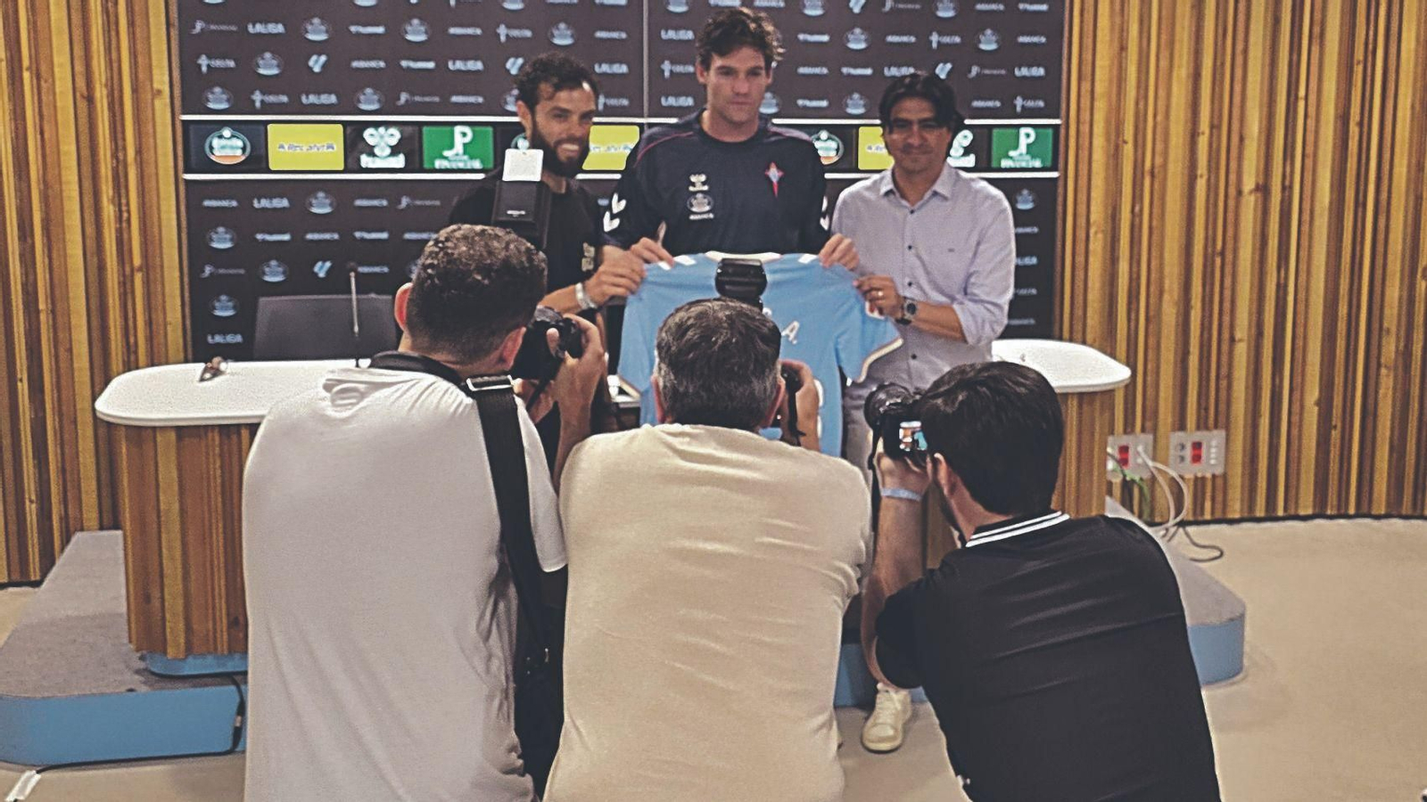 Sergio Álvarez, Marcos Alonso y Marco Garcés, ayer en la ciudad deportiva del Celta en Mos.