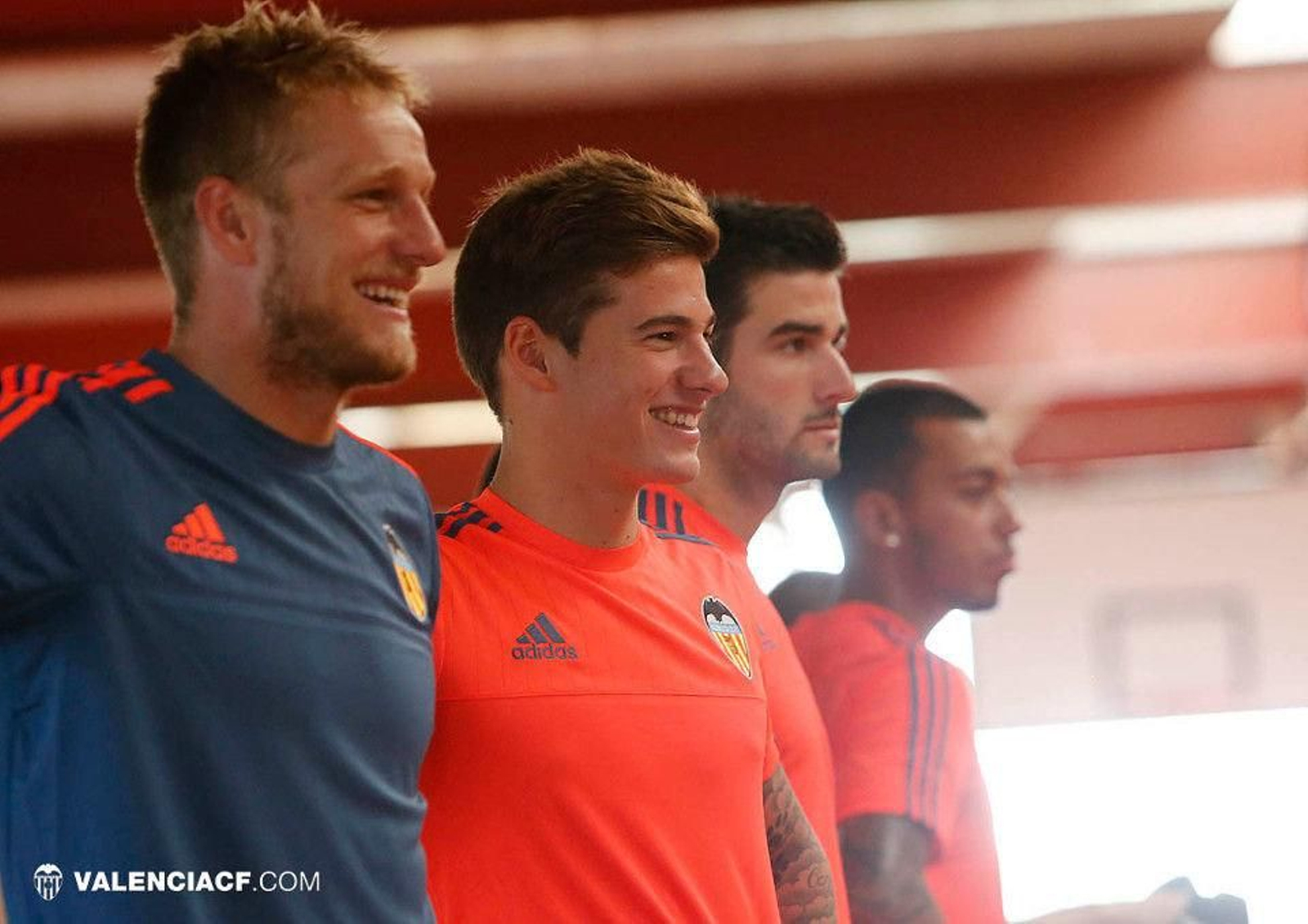 Los vigueses y excélticos Yoel Rodríguez y Santi Mina, ayer durante el primer día de pretemporada del Valencia.