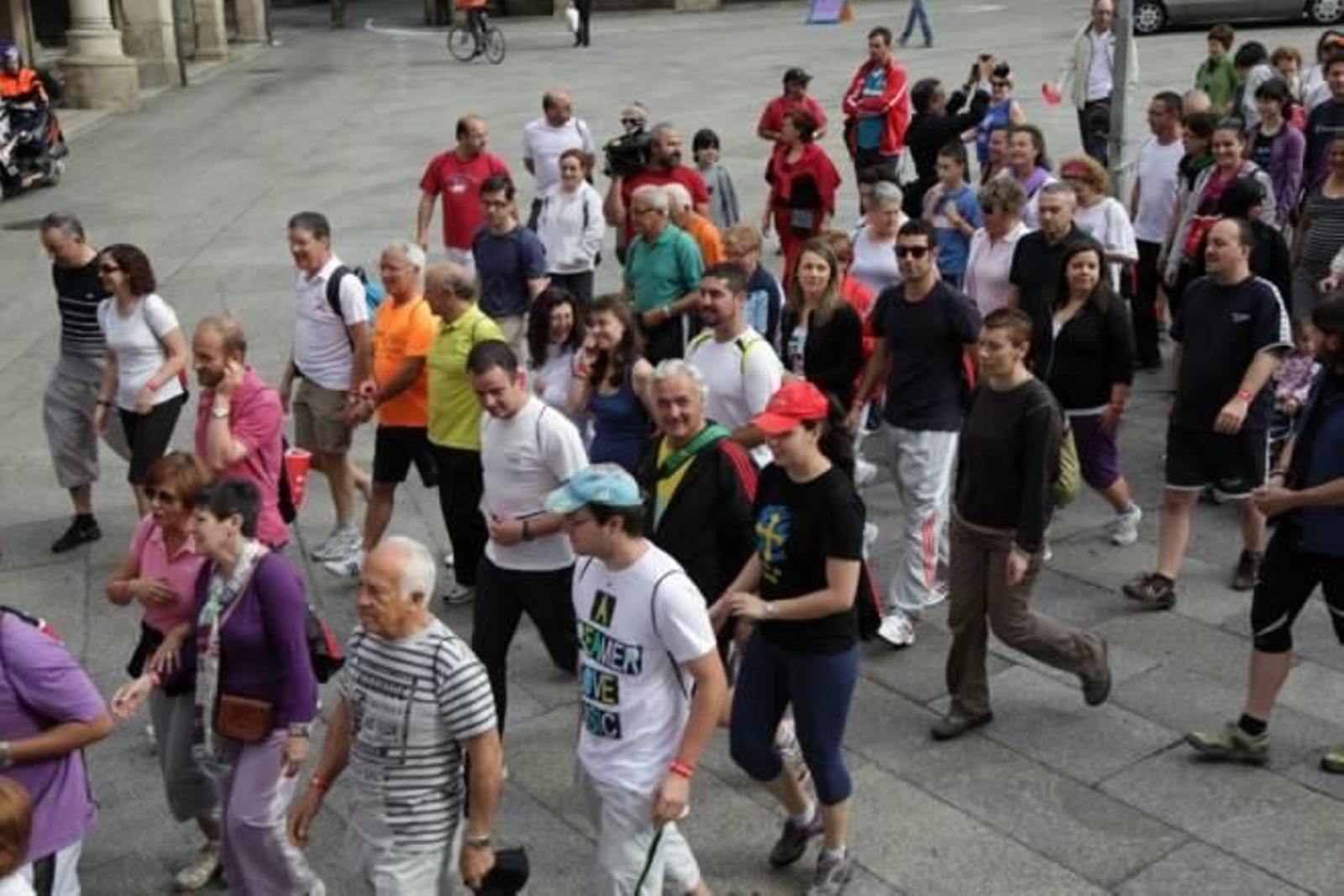 El ministro José Blanco saluda efusivamente a Fernández Gayoso, de Novacaixagalicia