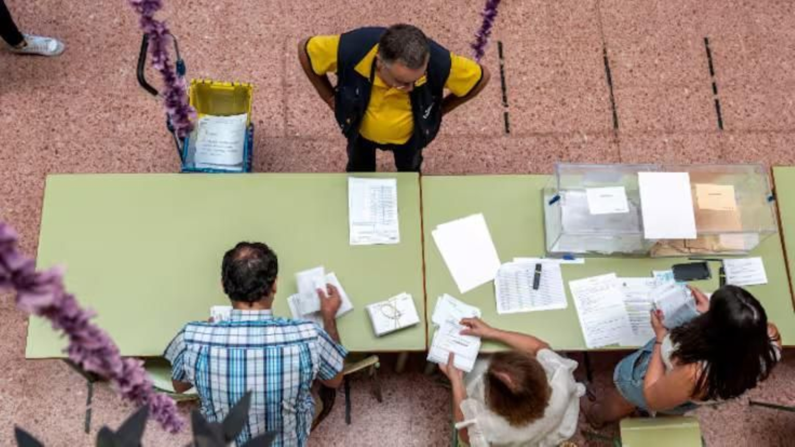 Reparto en Madrid del voto por correo, en una imagen de archivo.