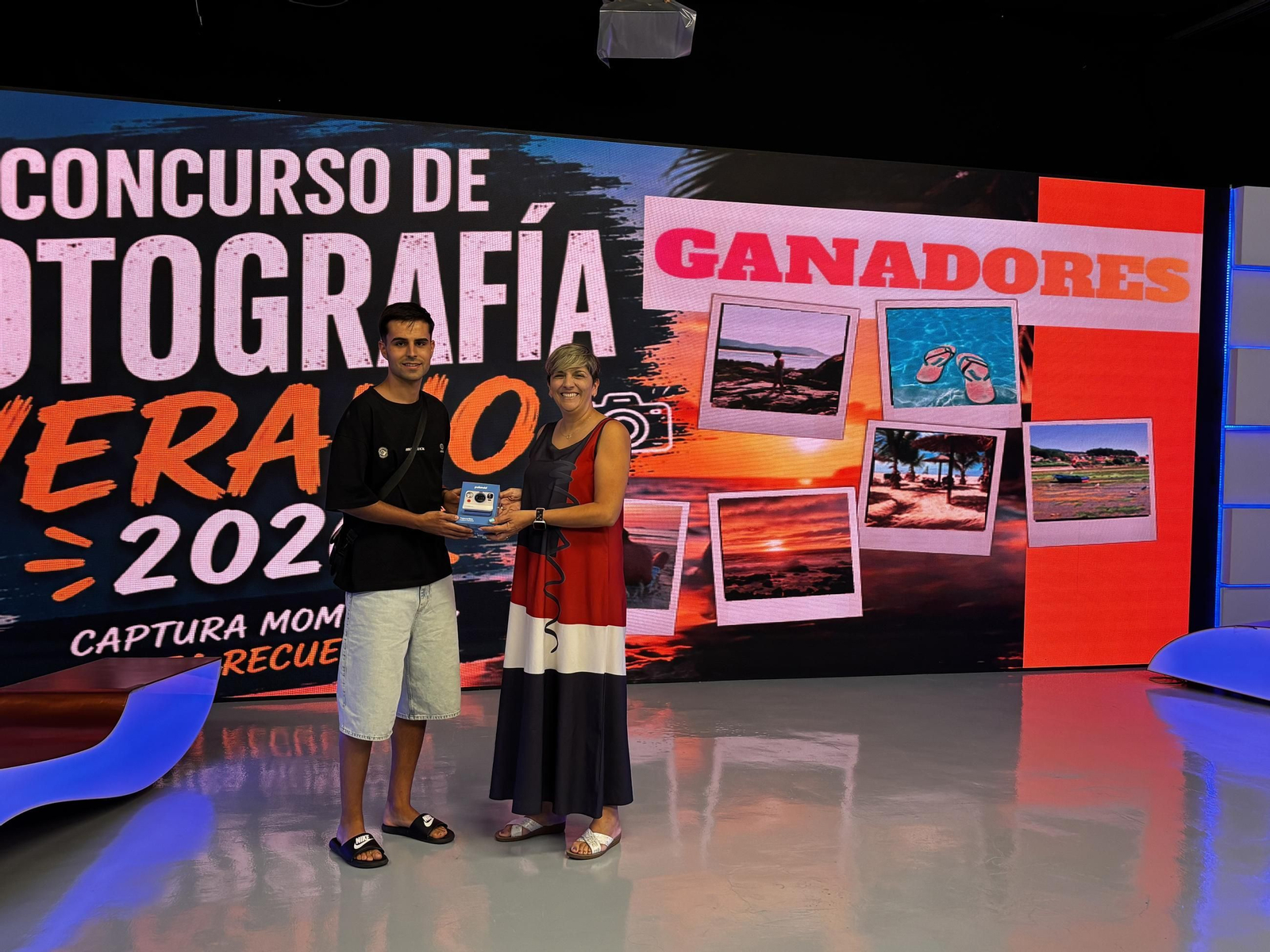 Los ganadores reciben el premio: una cámara de fotos Polaroid