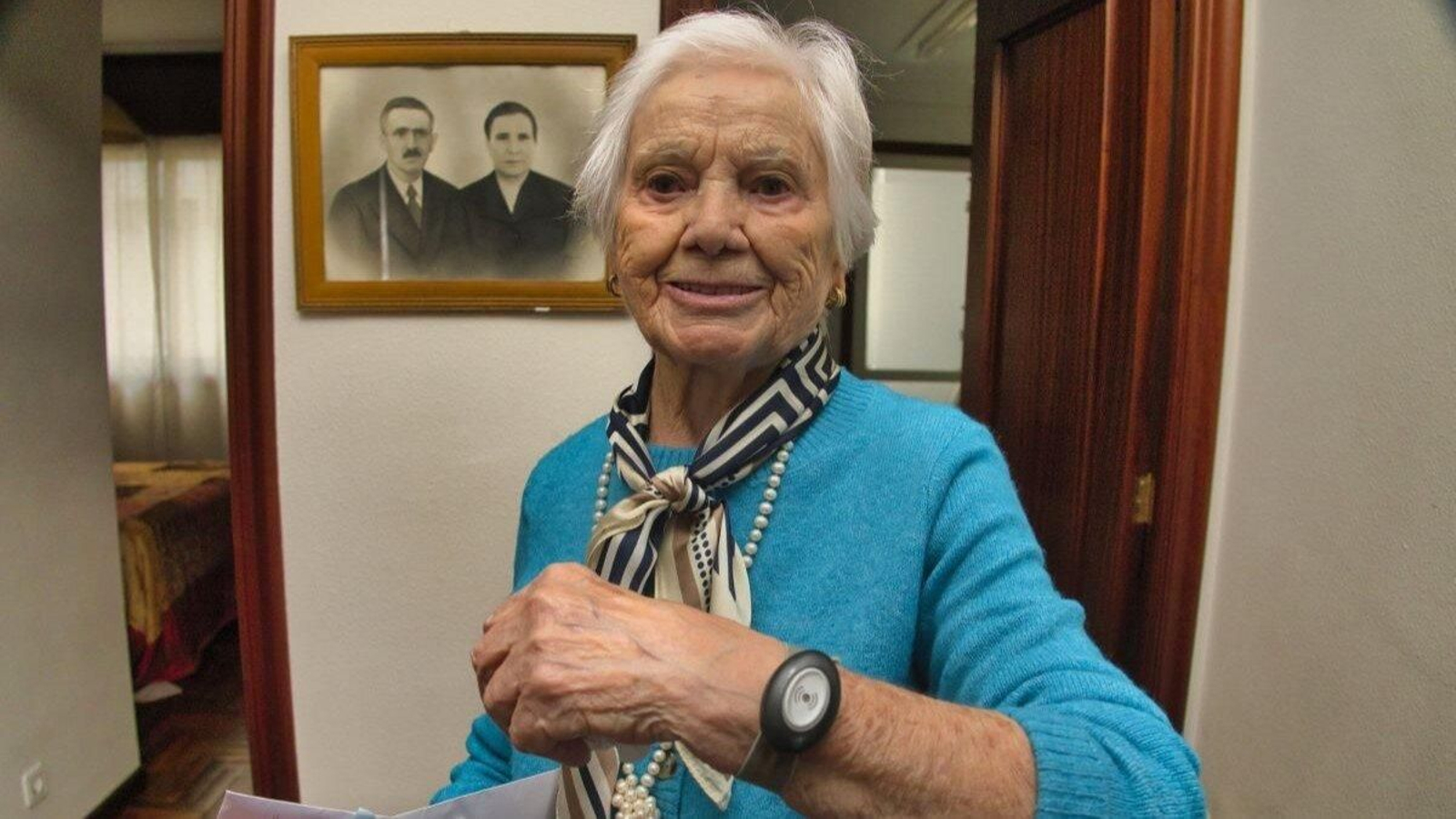 Esperanza, nonagenaria viguesa con su botón de teleasistencia.