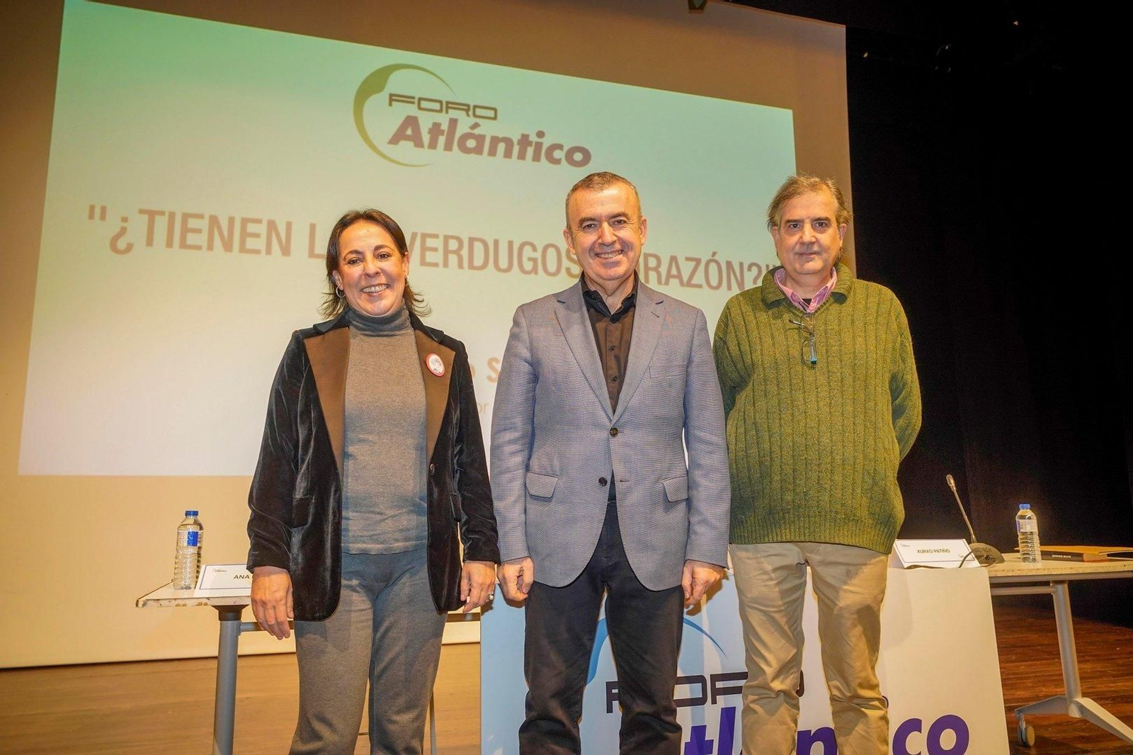 Ana Fuentes, Lorenzo Silva y Xurxo Patiño en el Foro Atlántico.