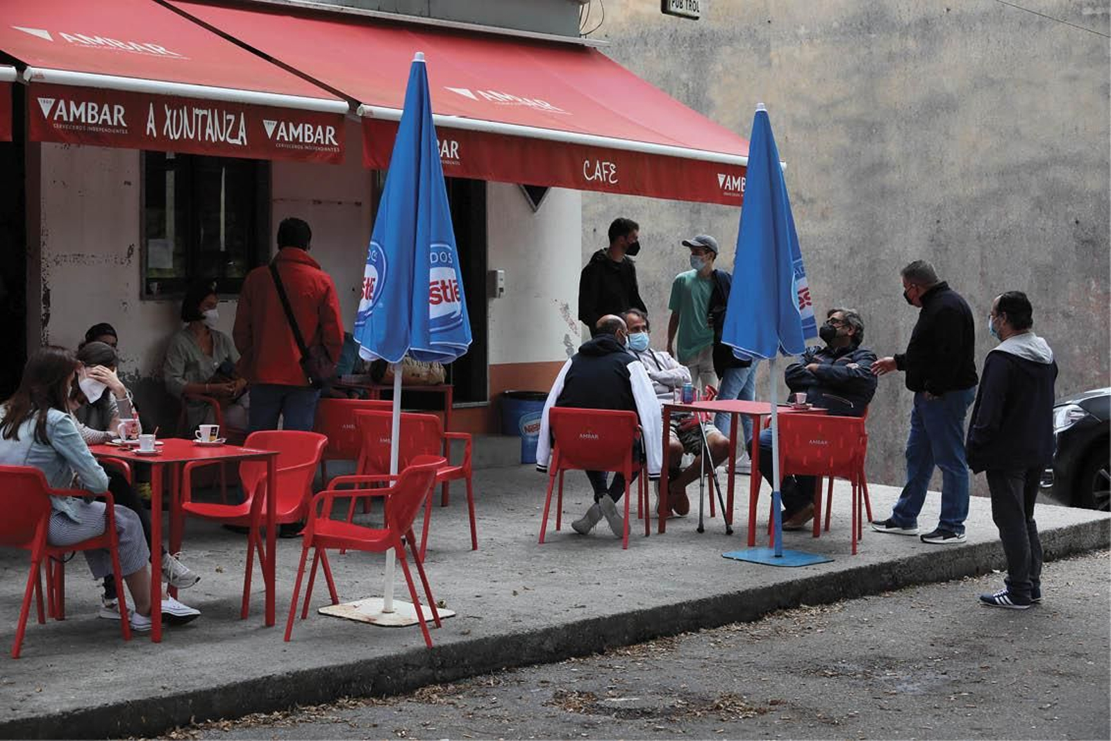 Ambiente en una terraza de un negocio hostelero de Beariz, en la tarde de ayer. (FOTO: JOSÉ PAZ)