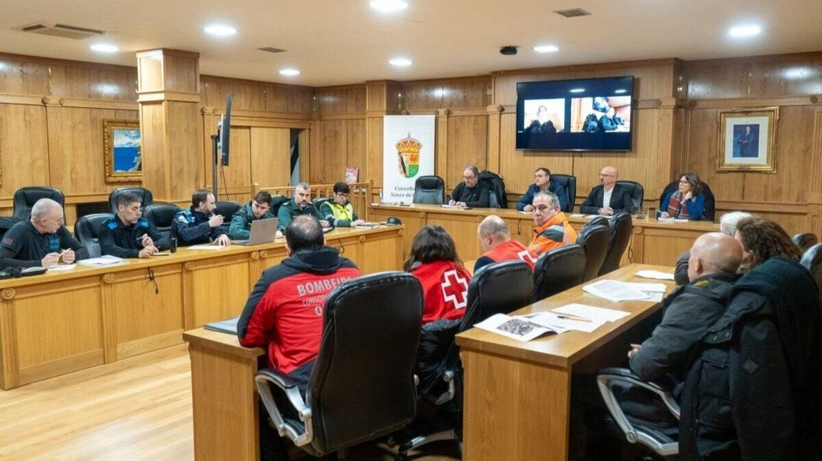 Corpos e organizacións de seguridade xunto con membros do grupo de goberno do Concello.