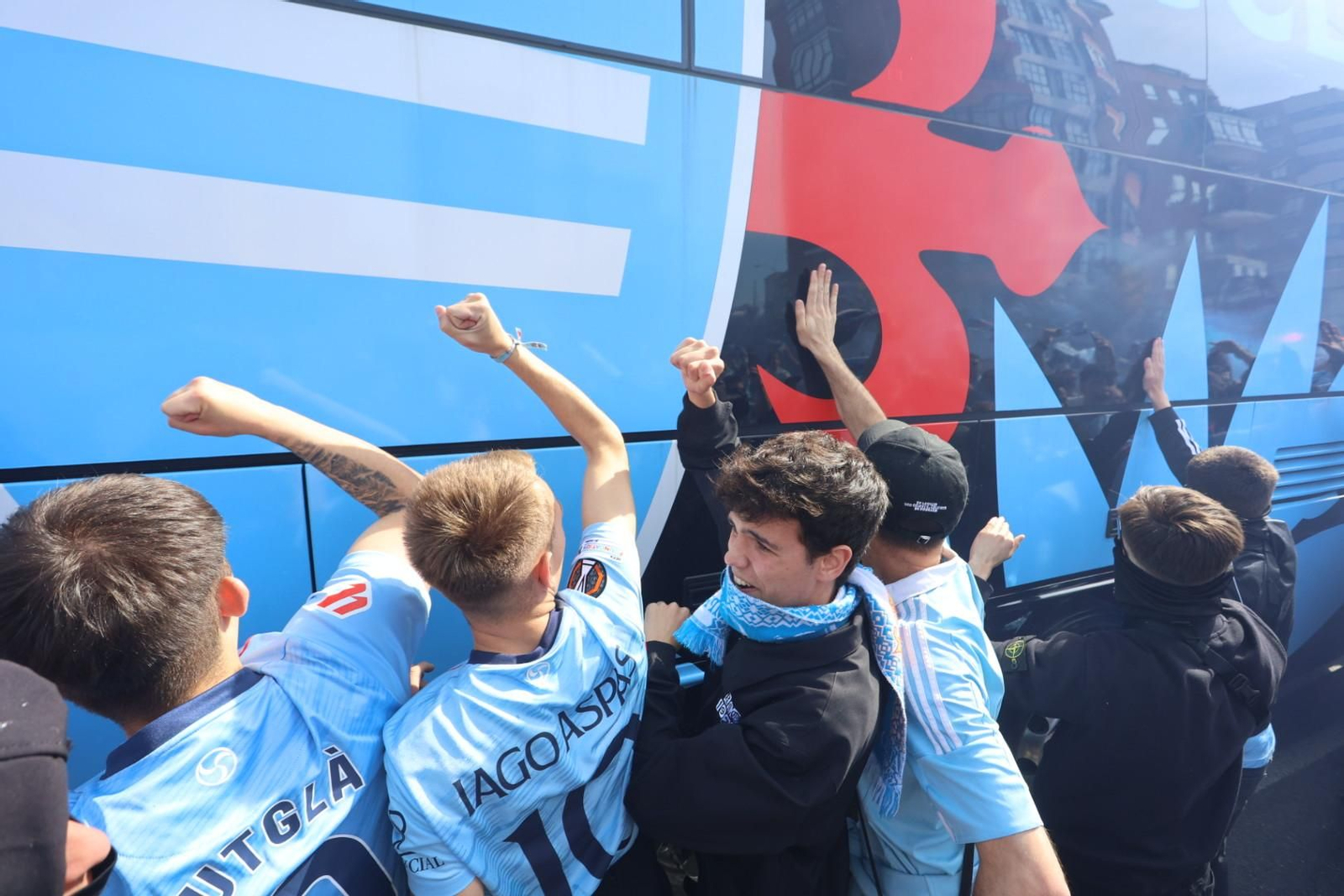 Galería | Una marea celeste recibe a los jugadores en Balaídos