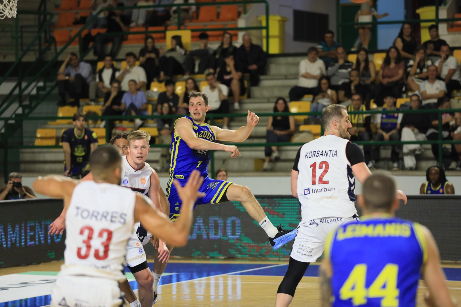 Galería | Noche triste en el Pazo con la derrota del COB ante el Alicante (79-83)