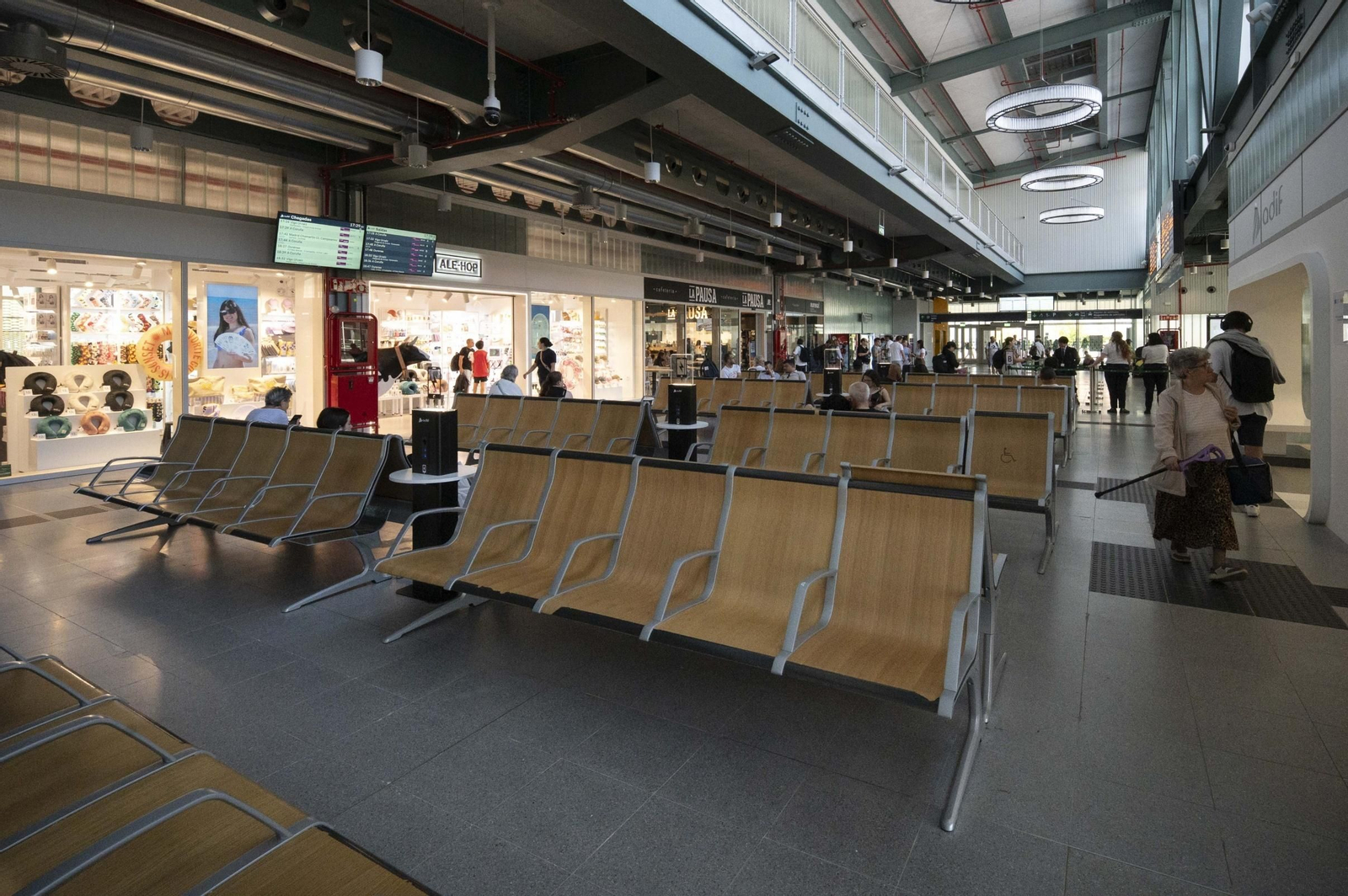 Galería | La estación intermodal de Santiago culmina con una moderna galería para los viajeros, en fotos
