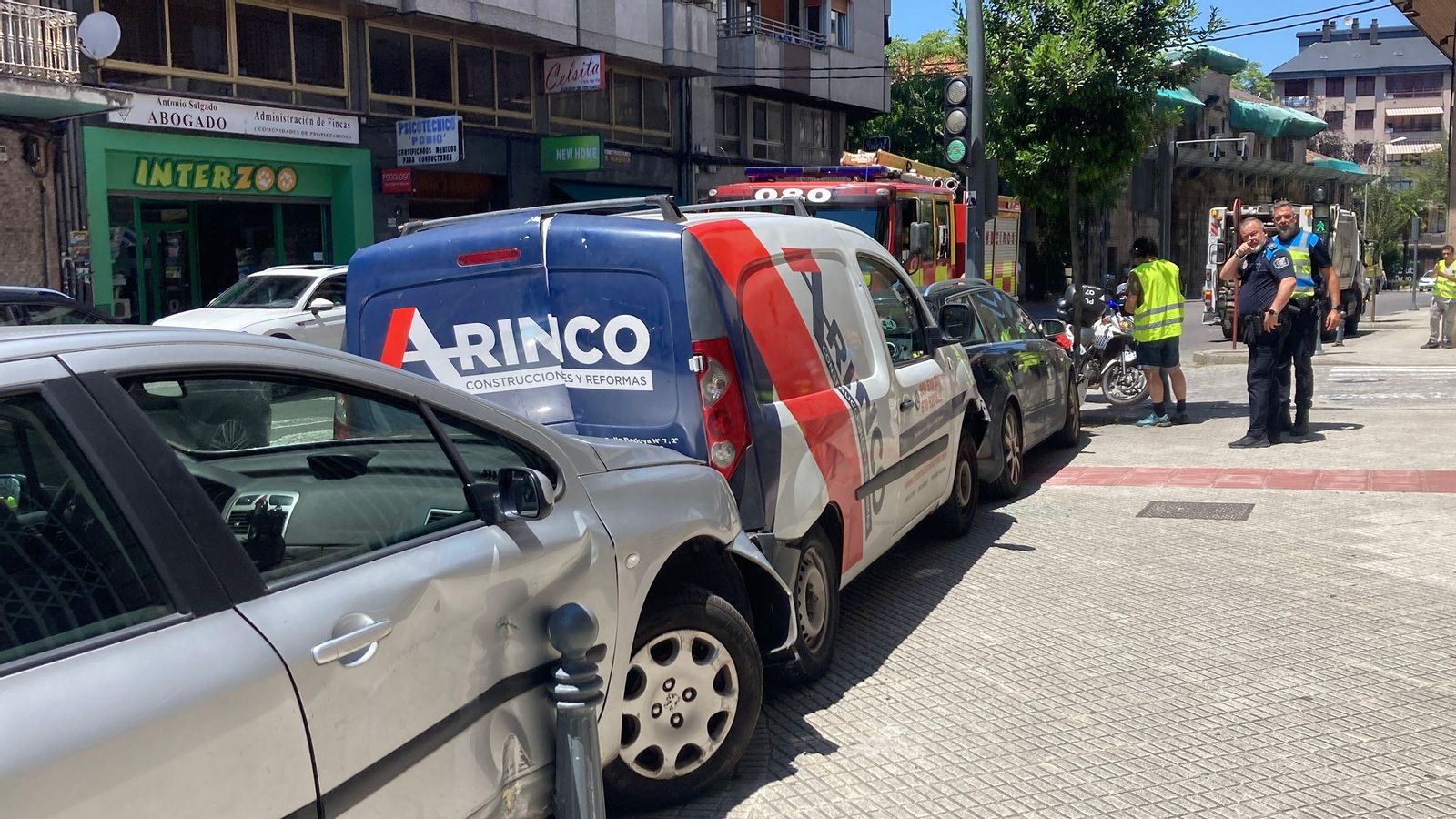 La hilera de coches afectados por el impacto de un autobús en la calle Progreso, en Ourense