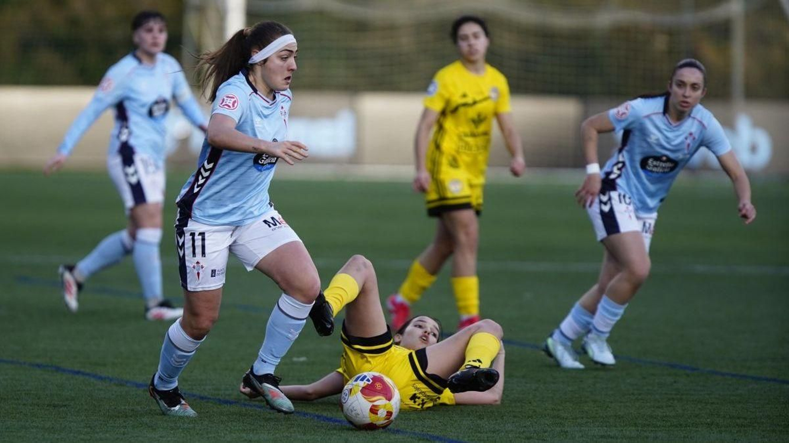 Ana Tobes deja atrás una rival del equipo leonés ayer en A Madroa.