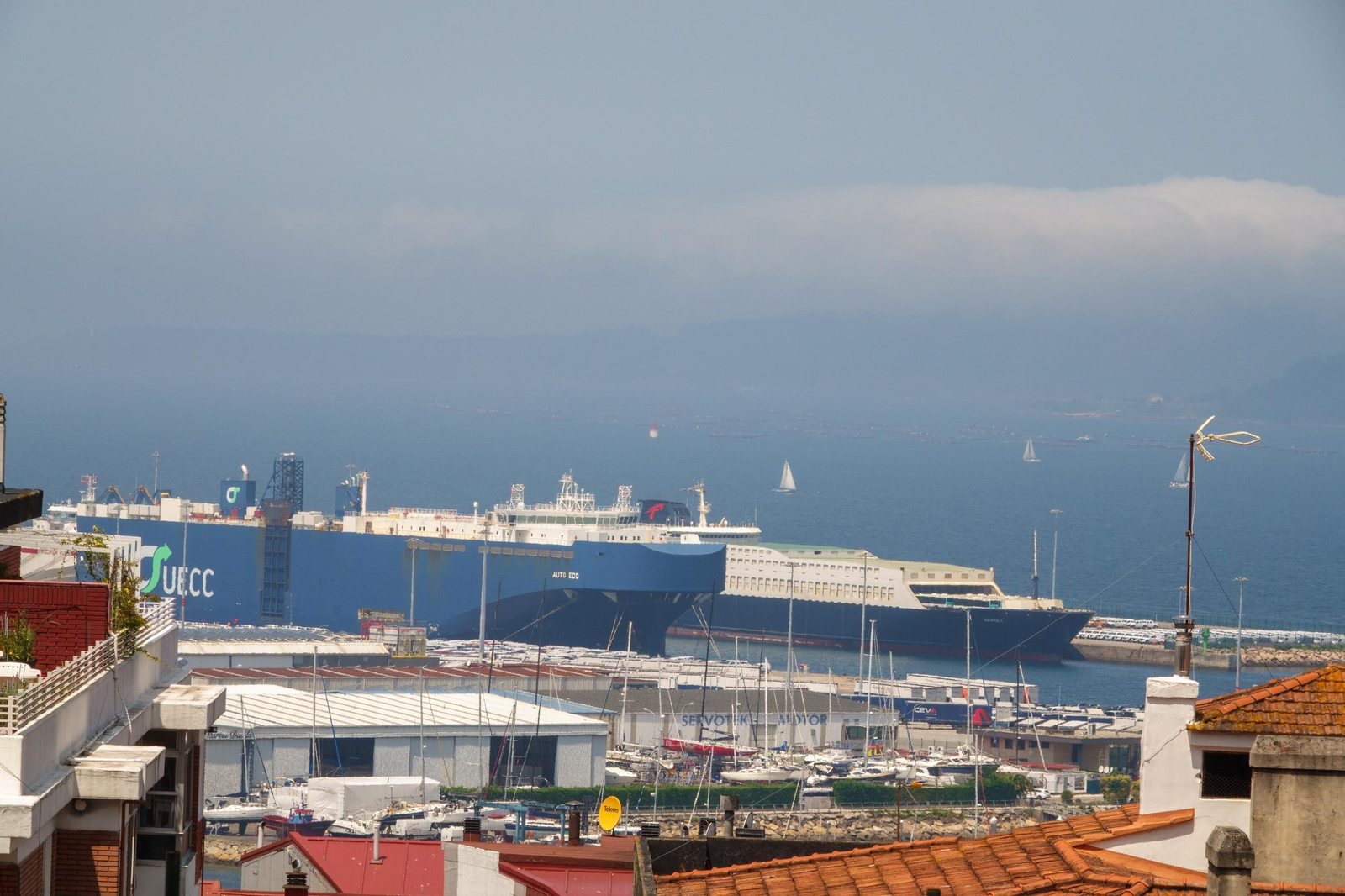 Barcos ro-ro portacoches de nueva generación y mayor tamaño en la terminal de Bouzs.