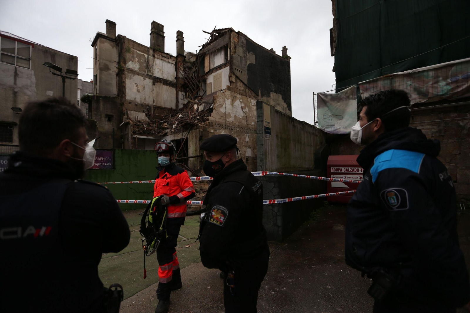 Se derrumba un edificio en el centro de Vigo // Alberte