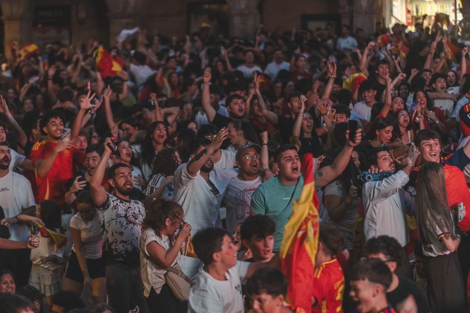 Galería | La ilusión por España en la semifinal tiñe de rojo la provincia de Ourense, en fotos