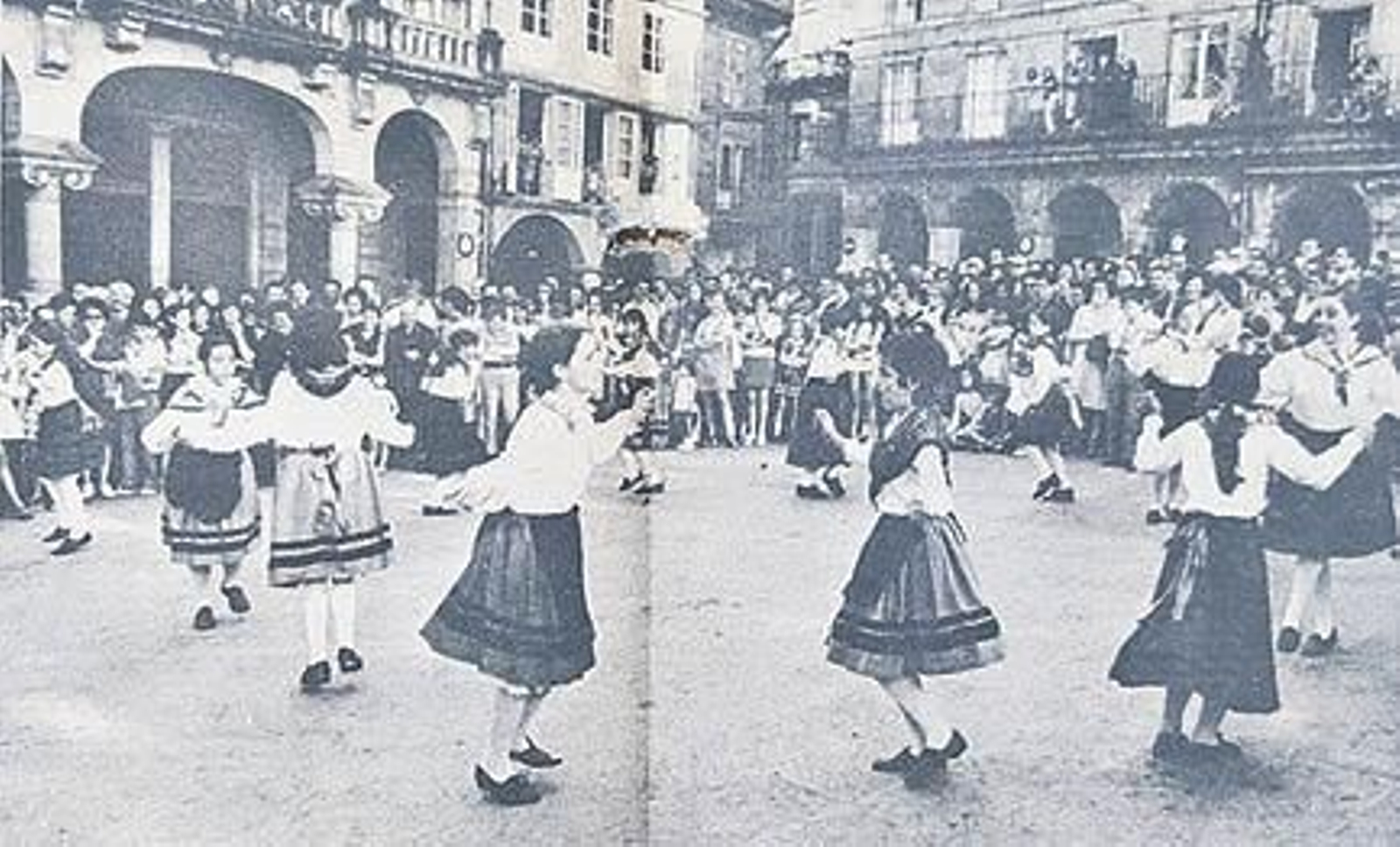 La Escuela de Danza durante la actuación.
