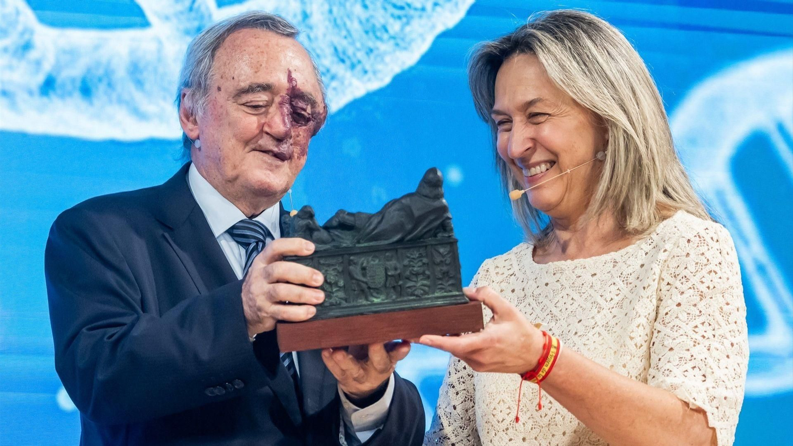 Mariano Barbacid recibe el Premio Valores Humanos y Culturales en la inauguración del curso de Siglo Futuro en una foto de archivo.