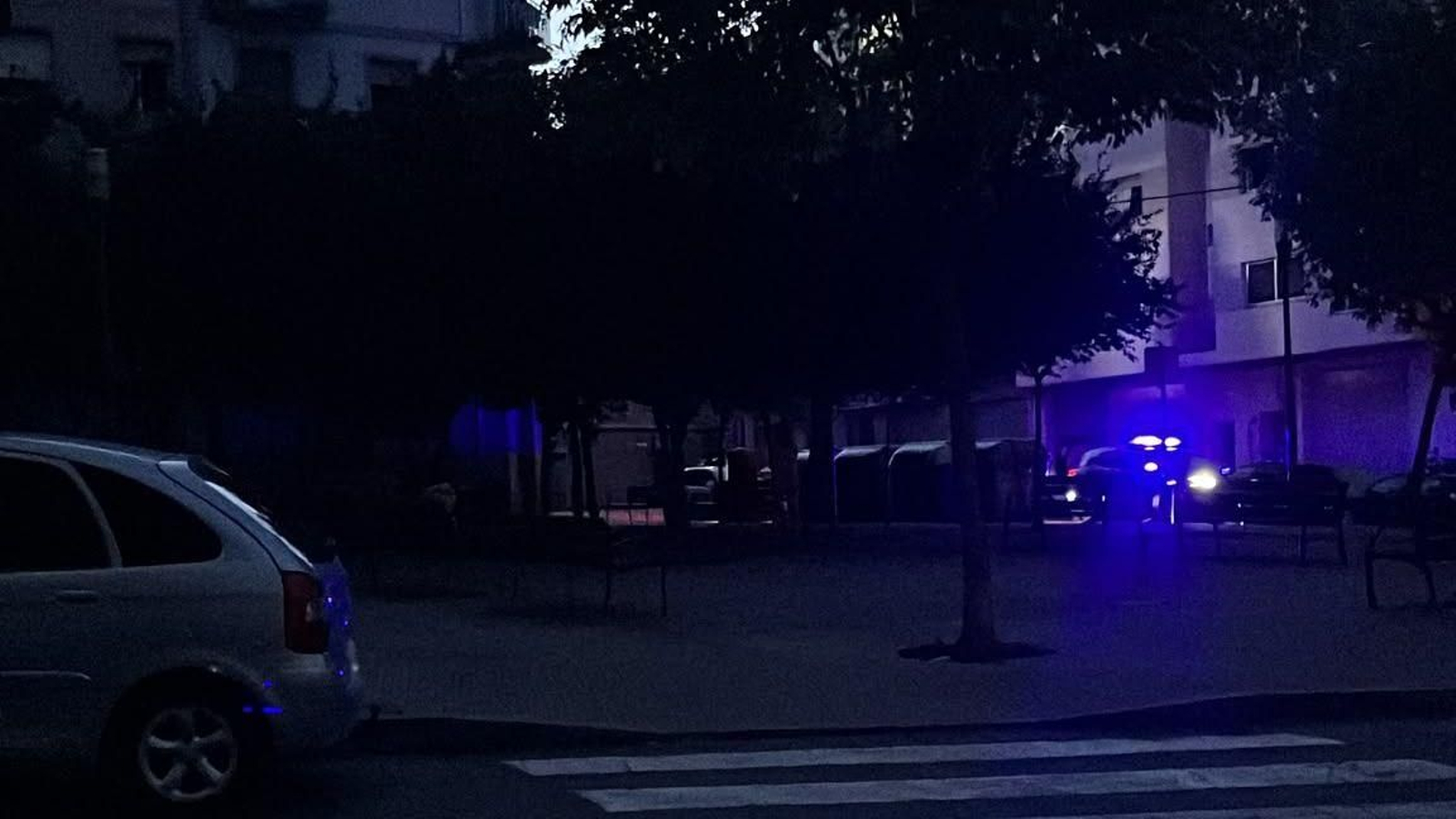 Las luces de los coches son las únicas que iluminan alguna calle de Ourense.