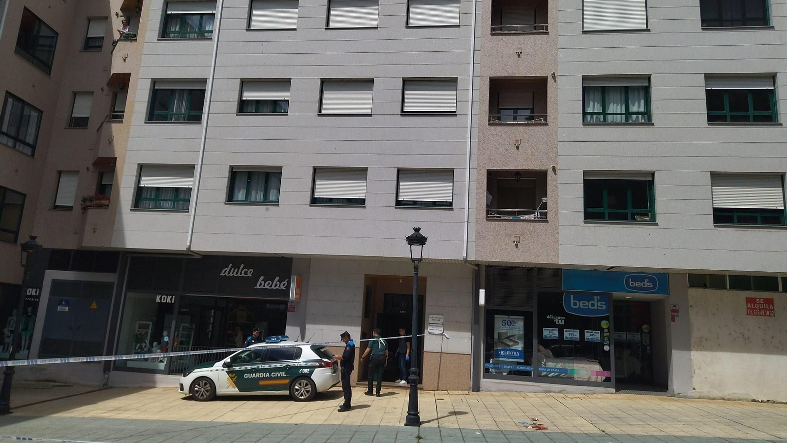 Una mujer se precipitó desde este edifico en O Barco.