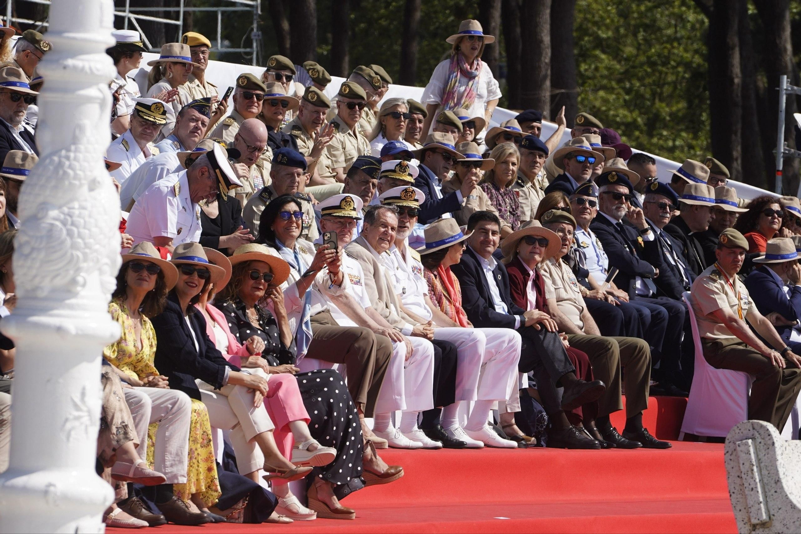 Galería | Felipe VI participa en la revista naval y presencia la exhibición de militares en Samil