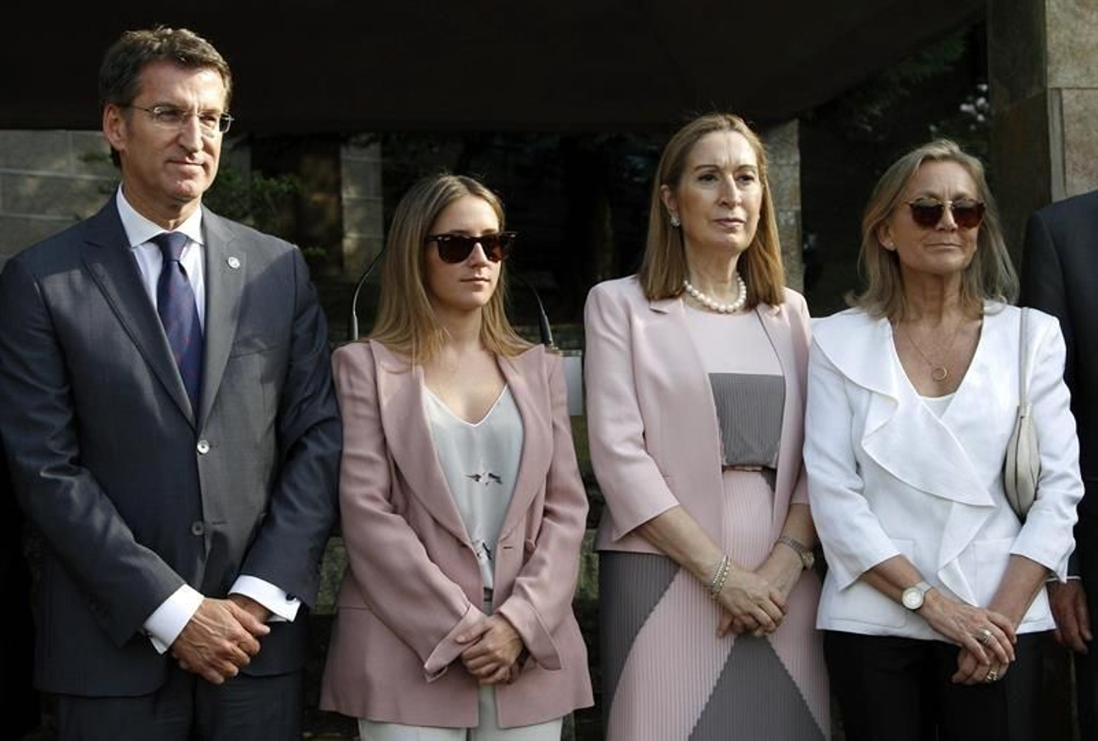 El presidente de la Xunta; la hija de Enrique Beotas, Ana Beotas; la ministra de Fomento, Ana Pastor; y la viuda Ana Campos, durante el acto de homenaje. (EFE)