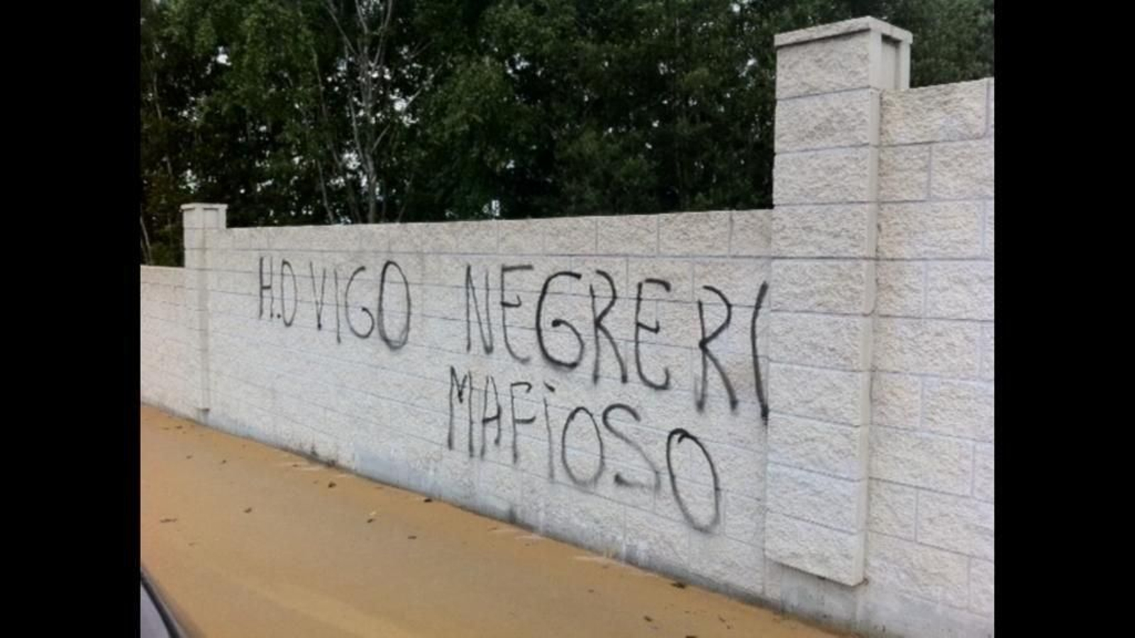 Una de las pintadas contra la empresa que fueron aportadas en la denuncia.