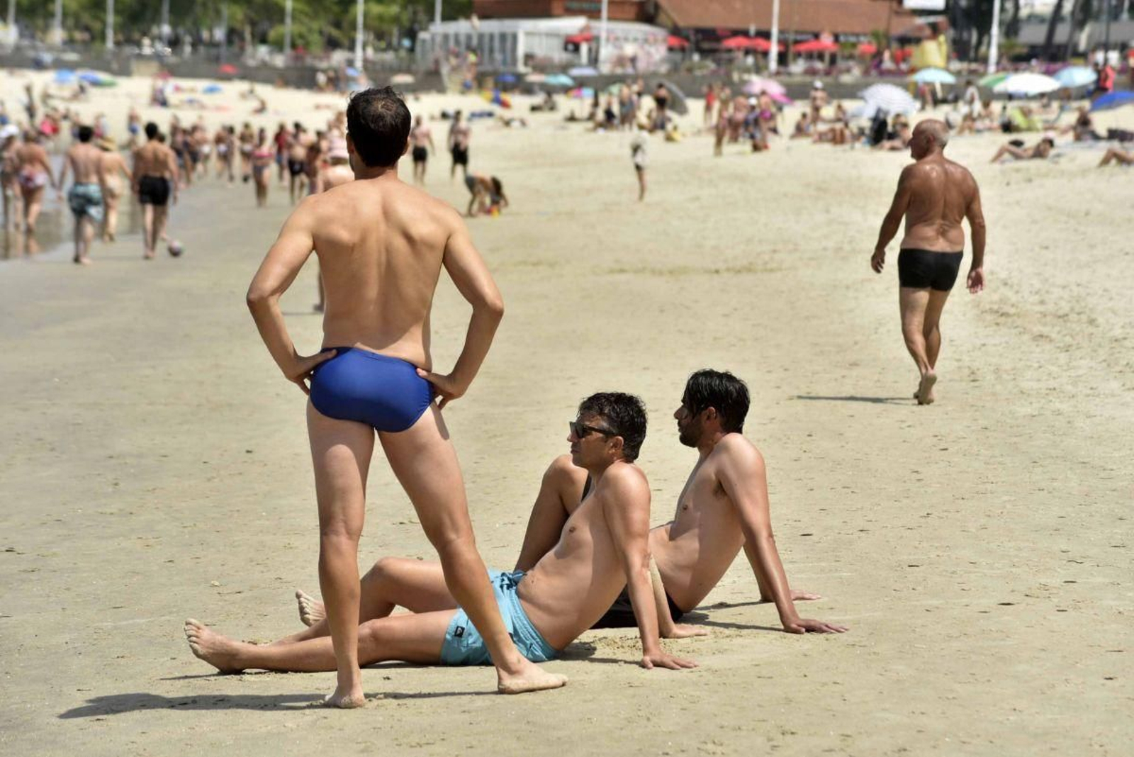 Bañistas ayer en la playa de Samil, que pese al tiempo tuvo menos “público” que en otras ocasiones.