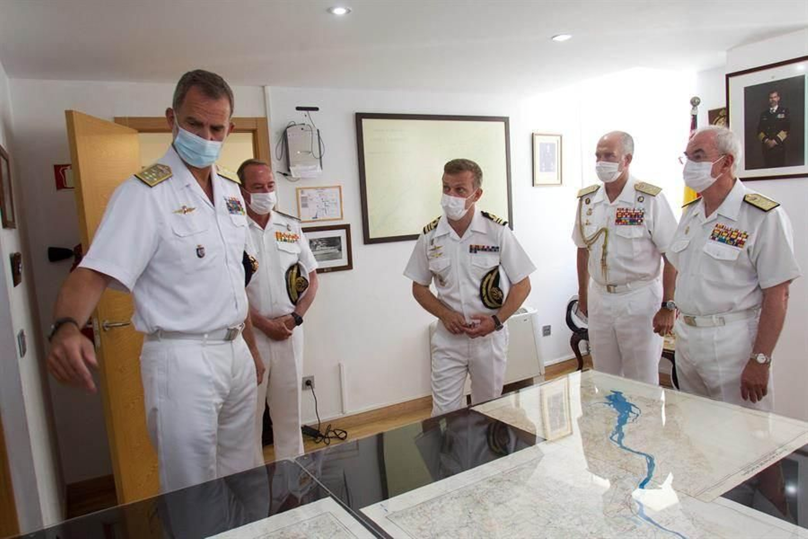 Tui recibe con aplausos al Rey en su visita a Comandancia Naval del Miño 17