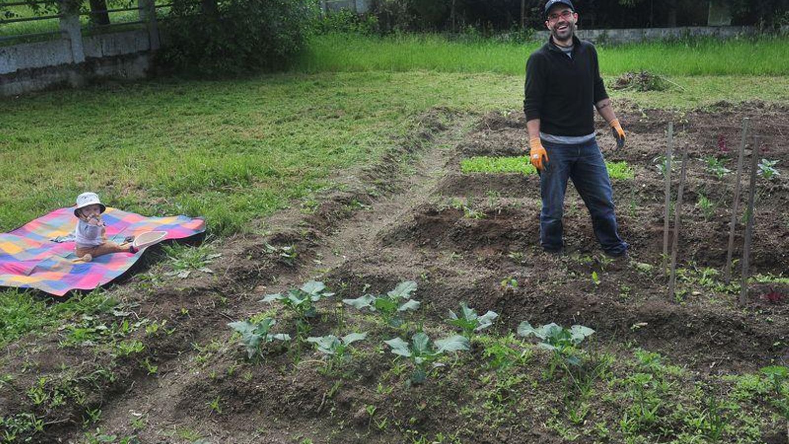 SEIXALBO 28-04-2020.- Historias del coronavirus. Urbanitas con huerta en Seixalbo. Victor Barro e o fillo Antón. José Paz