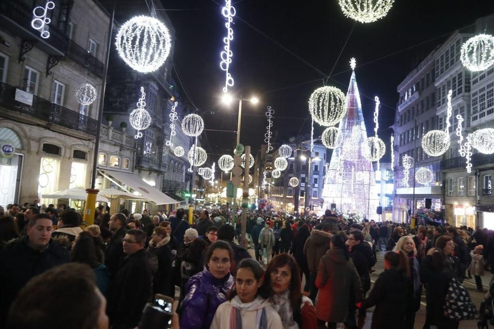 Los turistas invaden Vigo en el Puente251