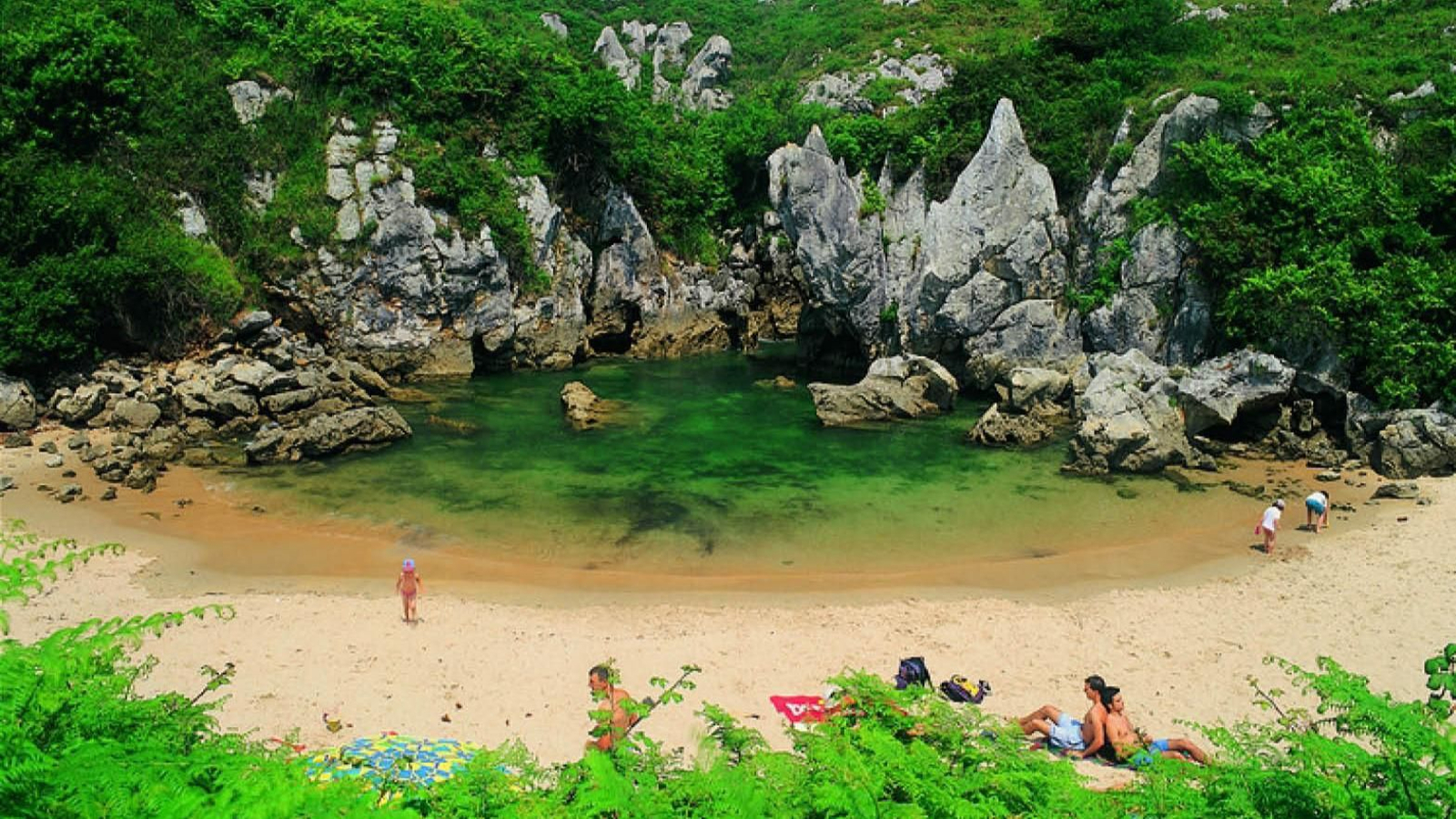 La playa de Gulpiyuri, en Asturias, la más rara del mundo: no tiene mar.