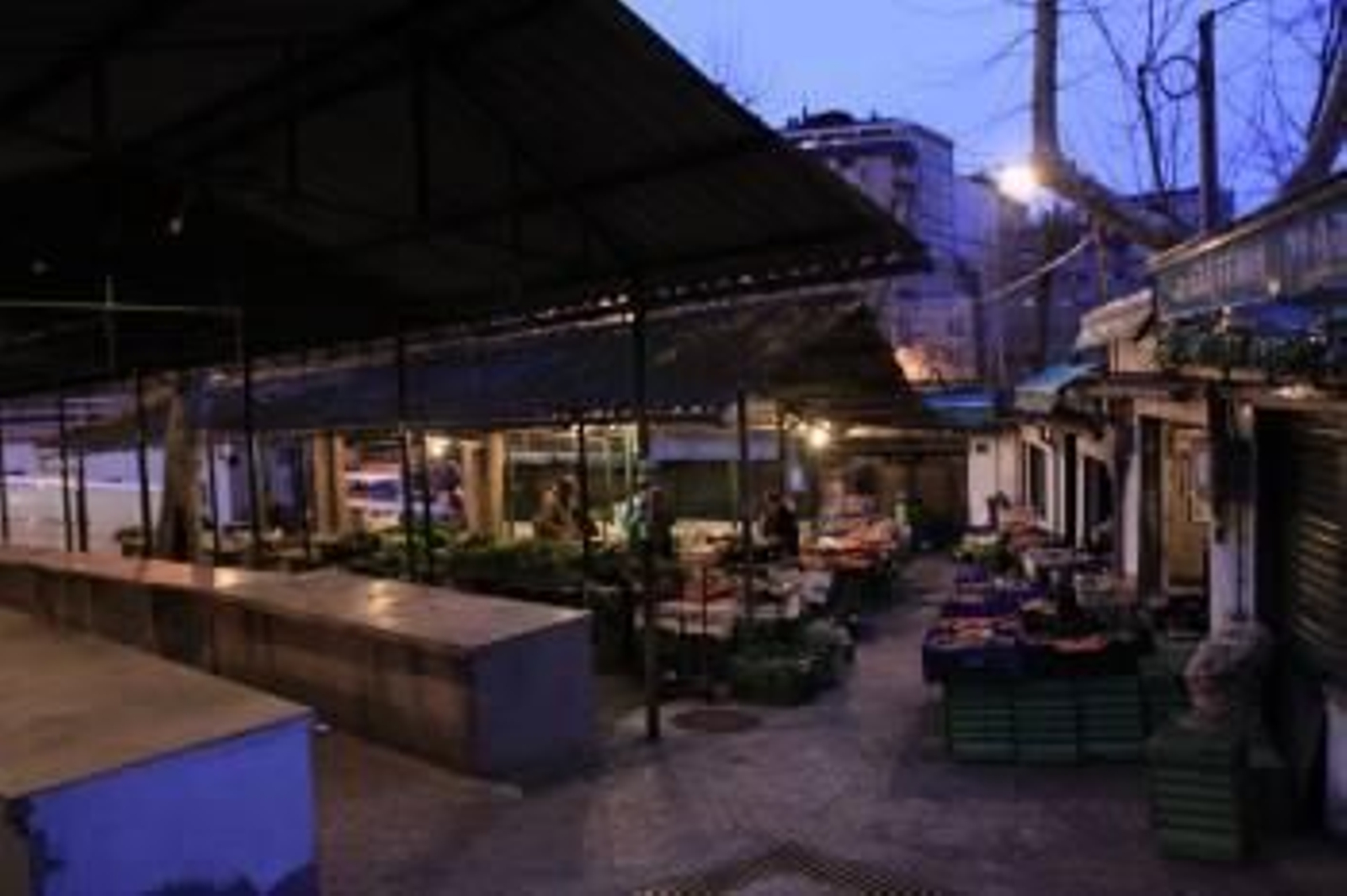 Los comerciantes colocan sus productos en el rianxo, ya limpio de restos del botellón.  (Foto: XESÚS FARIÑAS)