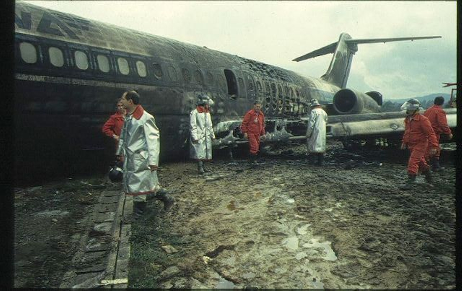 Un aparatoso accidente terminó con un avión incendiado pero sin víctimas mortales en Vigo.